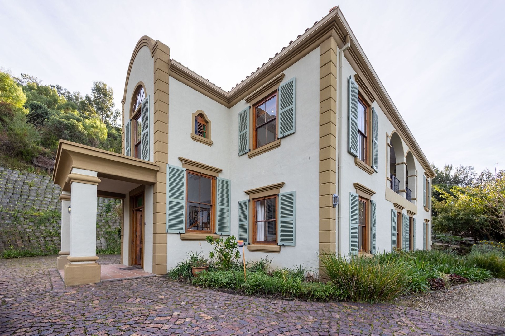 Grand Living Above The Lagoon