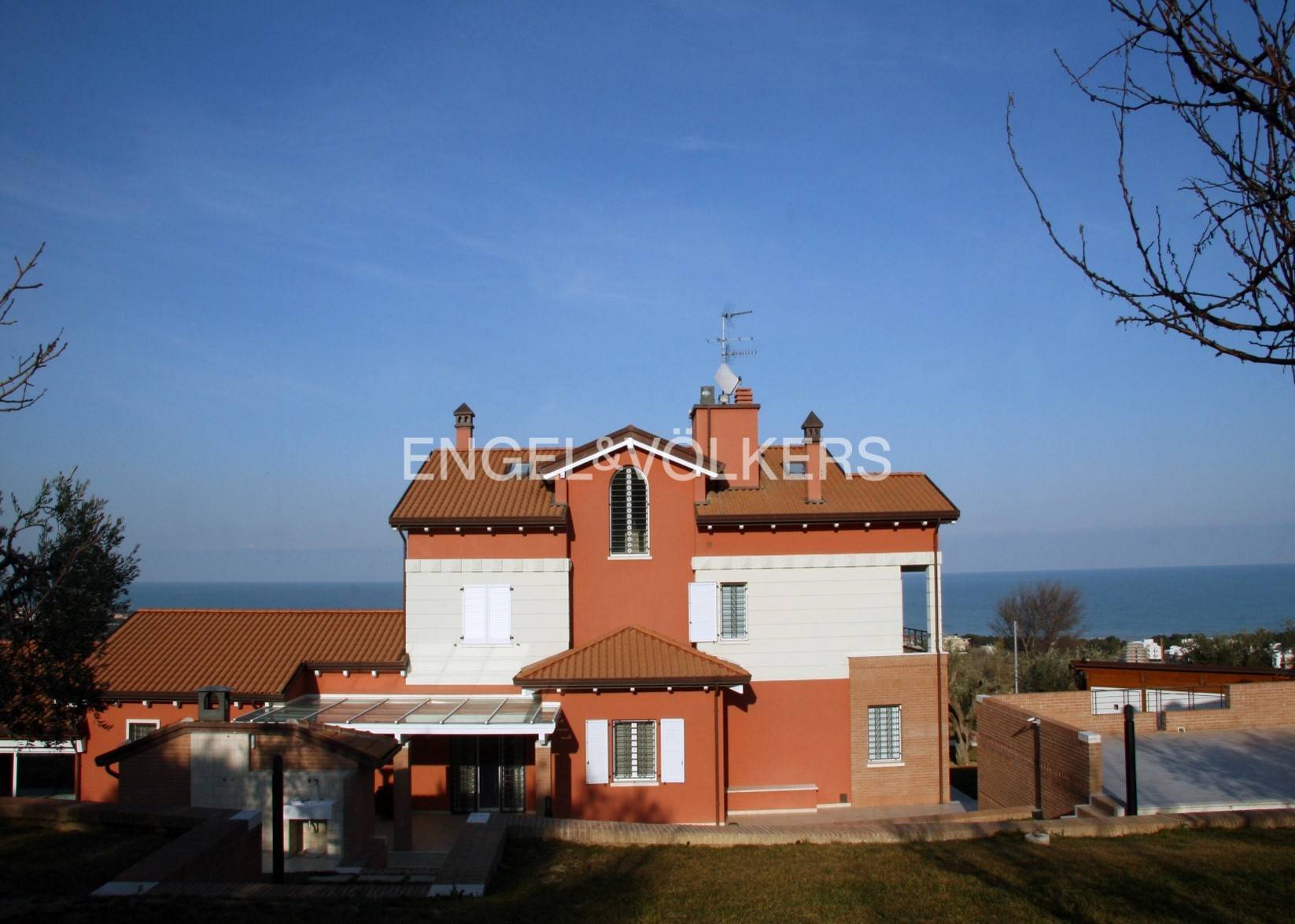 Albergo/Hotel in Vendita a Mosciano Sant'Angelo, Abruzzo, Italia