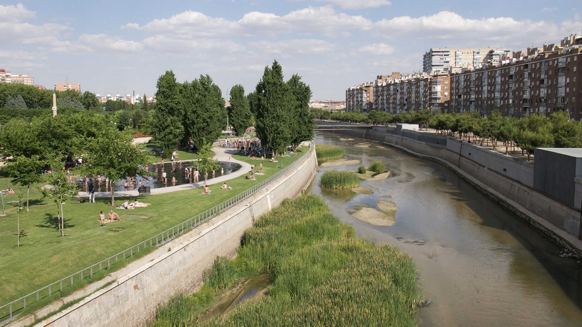 Bright studio just steps from Madrid Río, for short or long stays.