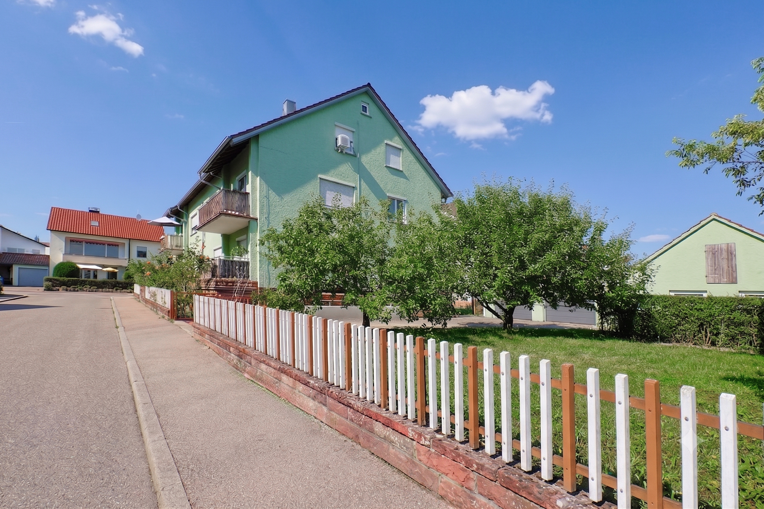 Lichtdurchflutetes Eigenheim mit Westbalkon und Garten