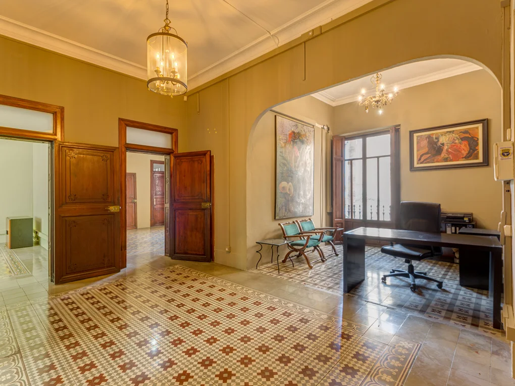 To renovate: Flat with characteristic details in the Old Town - Palma