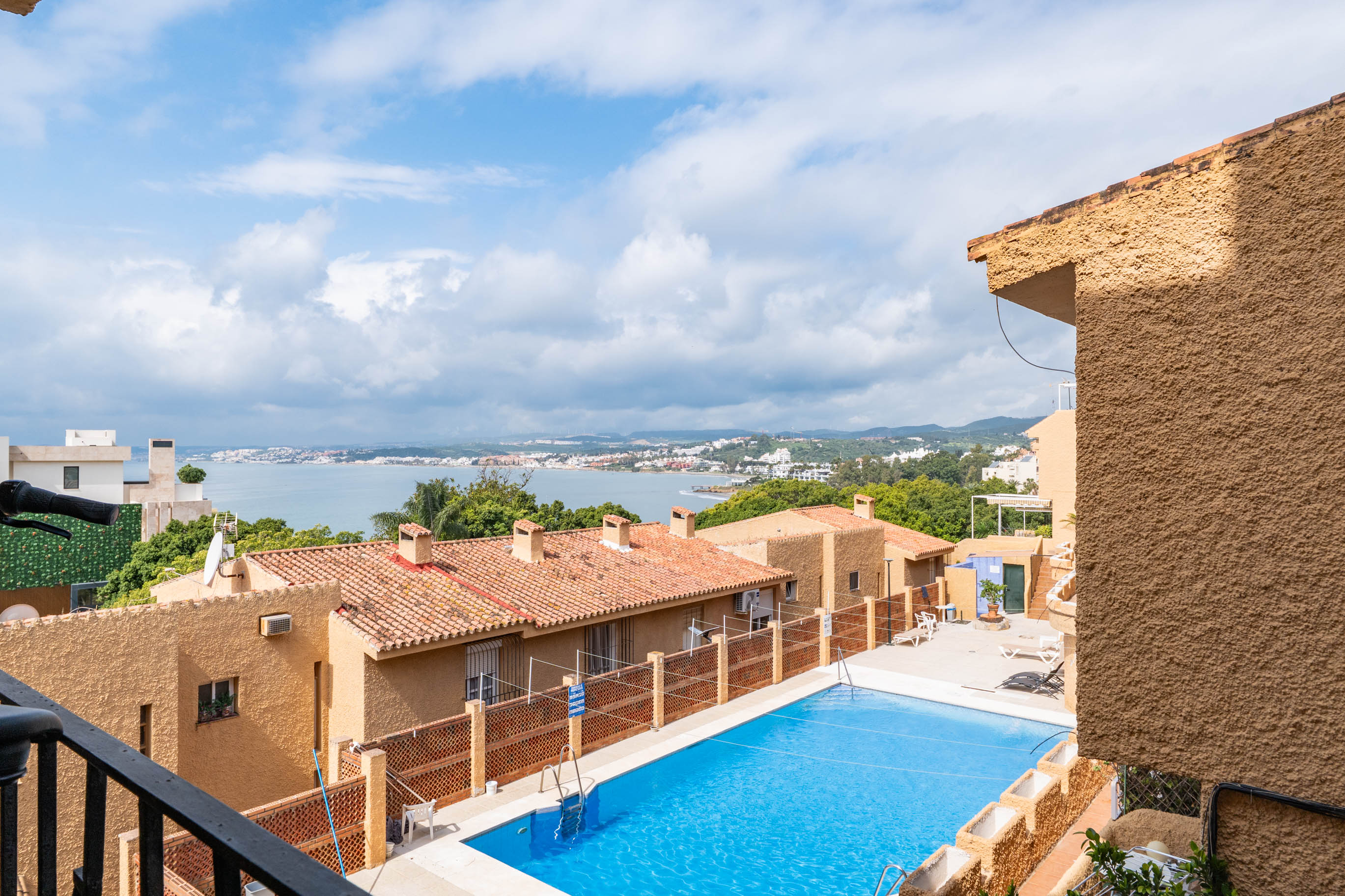 Apartamento en planta baja de 1 dormitorio con vistas al mar en urbanización cerrada con piscina
