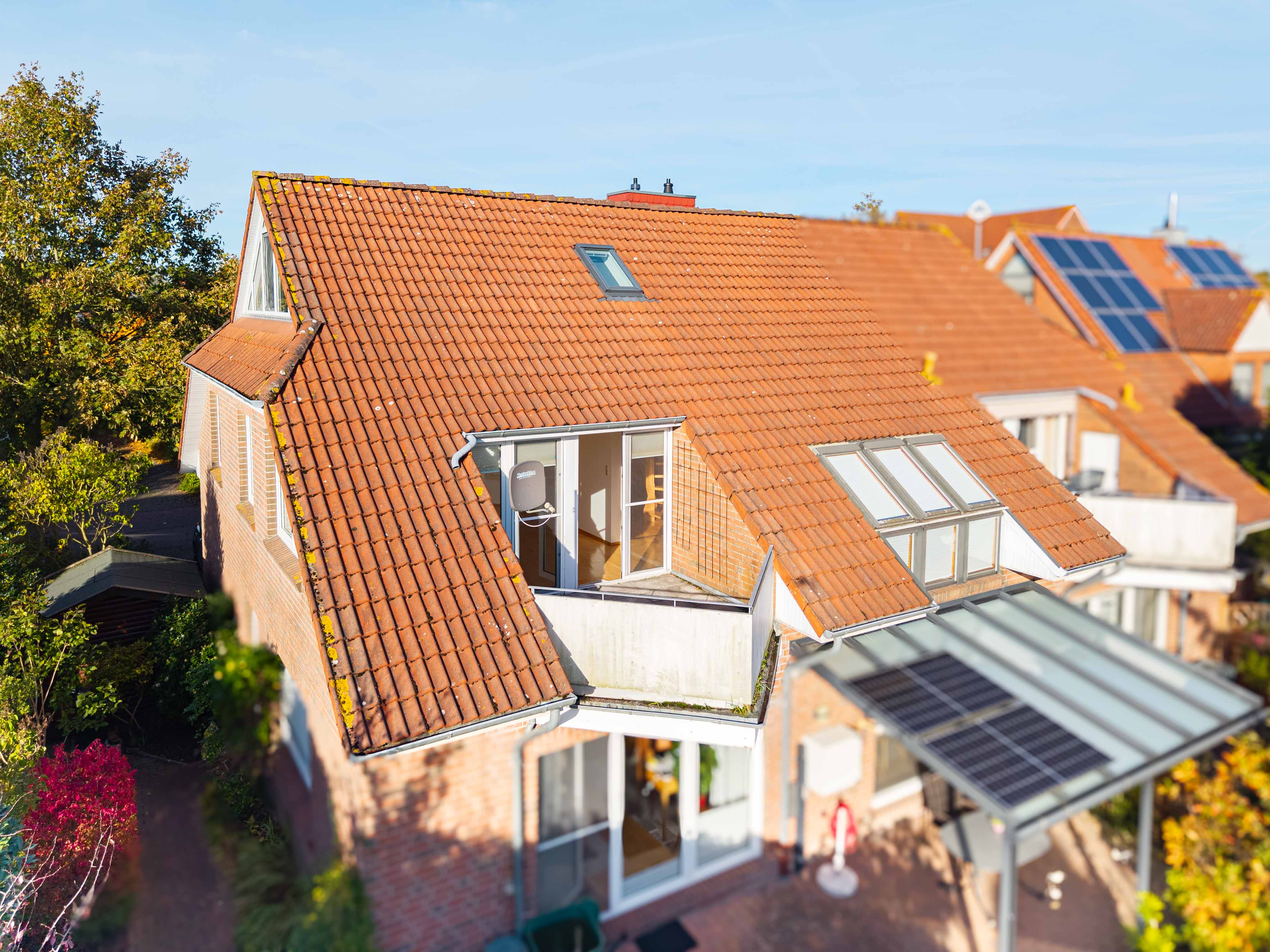 Gepflegte Wohnung mit eigenem Stellplatz und großzügiger Dachterrasse