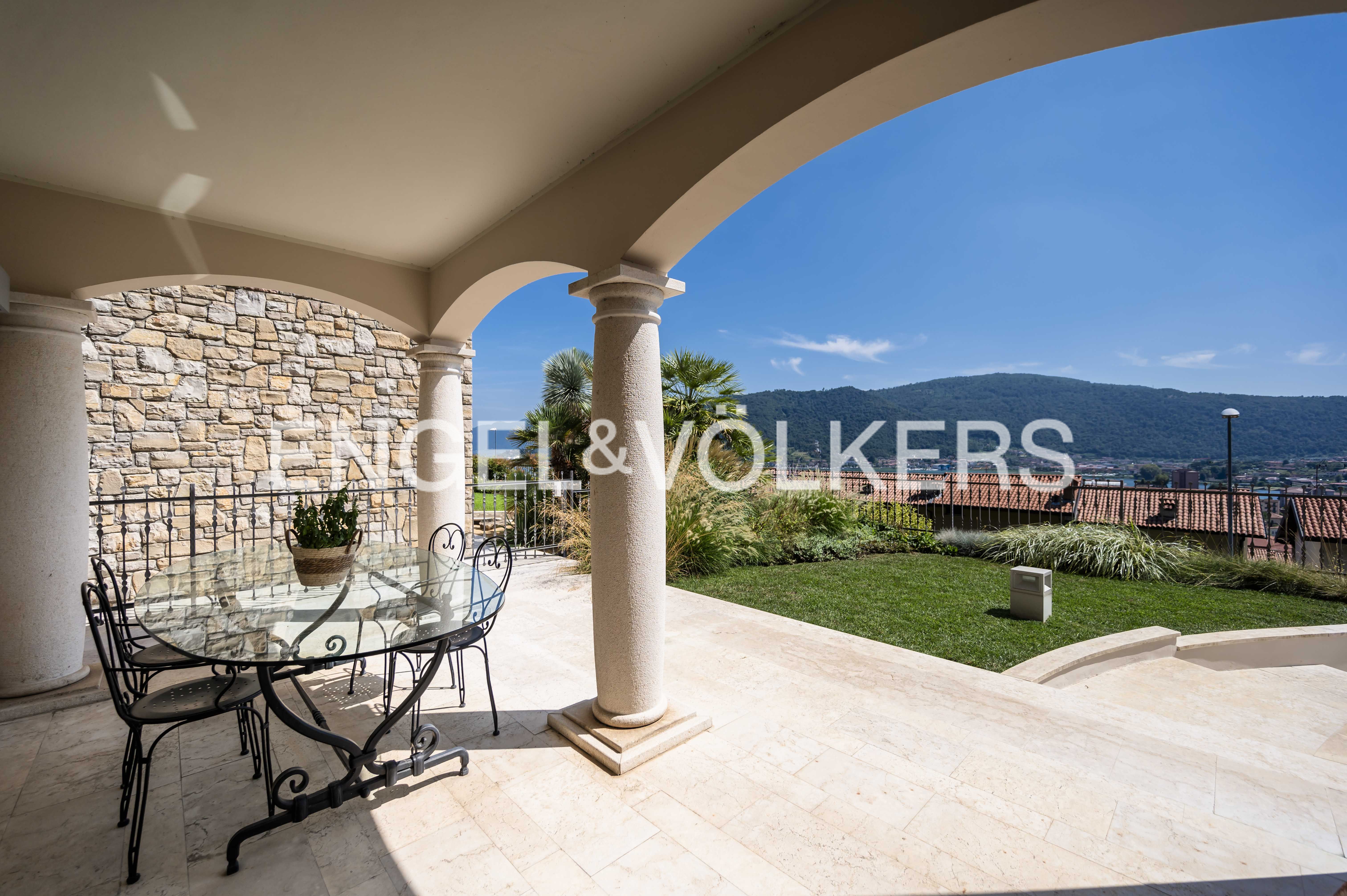 Elegant villa with lake view in Sarnico