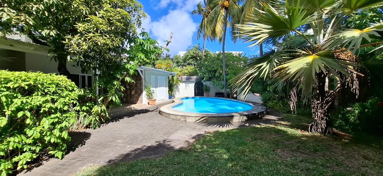 ZU VERMIETEN – Elegante Villa mit 4 Schlafzimmern, Garten und Pool