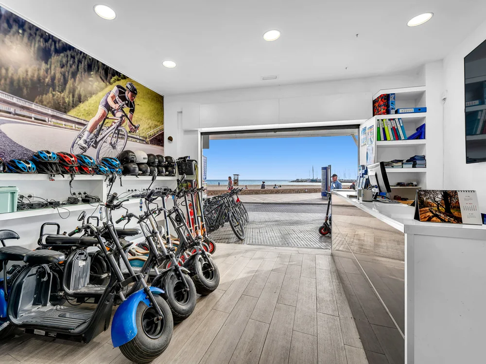 Tienda de bicicletas en ubicación privilegiada junto al mar