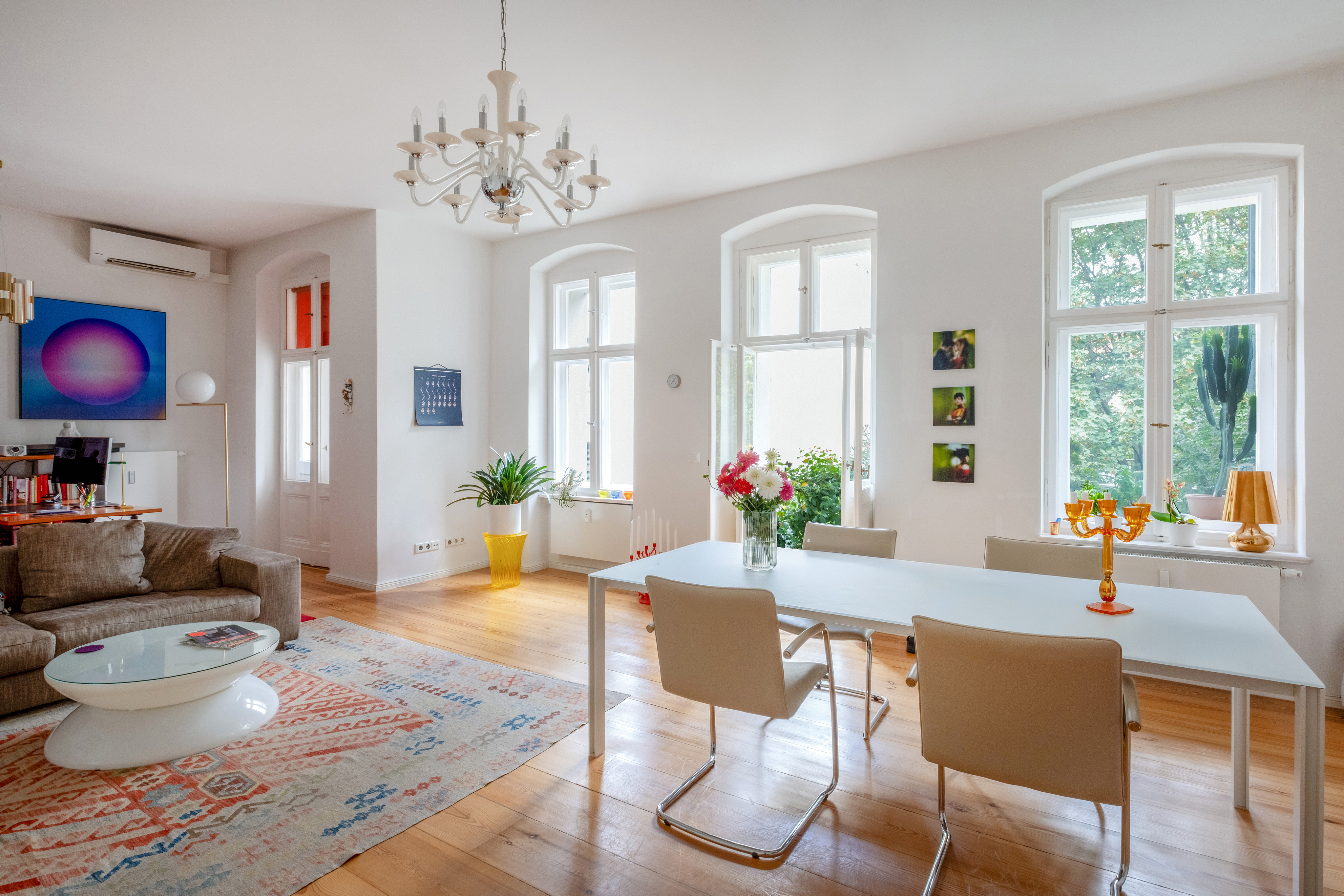 Großzügiges Wohnen in Hoflage: sanierter 2-Zimmer-Altbau mit Balkon, großer Küche und Aufzug [AI-modified]
