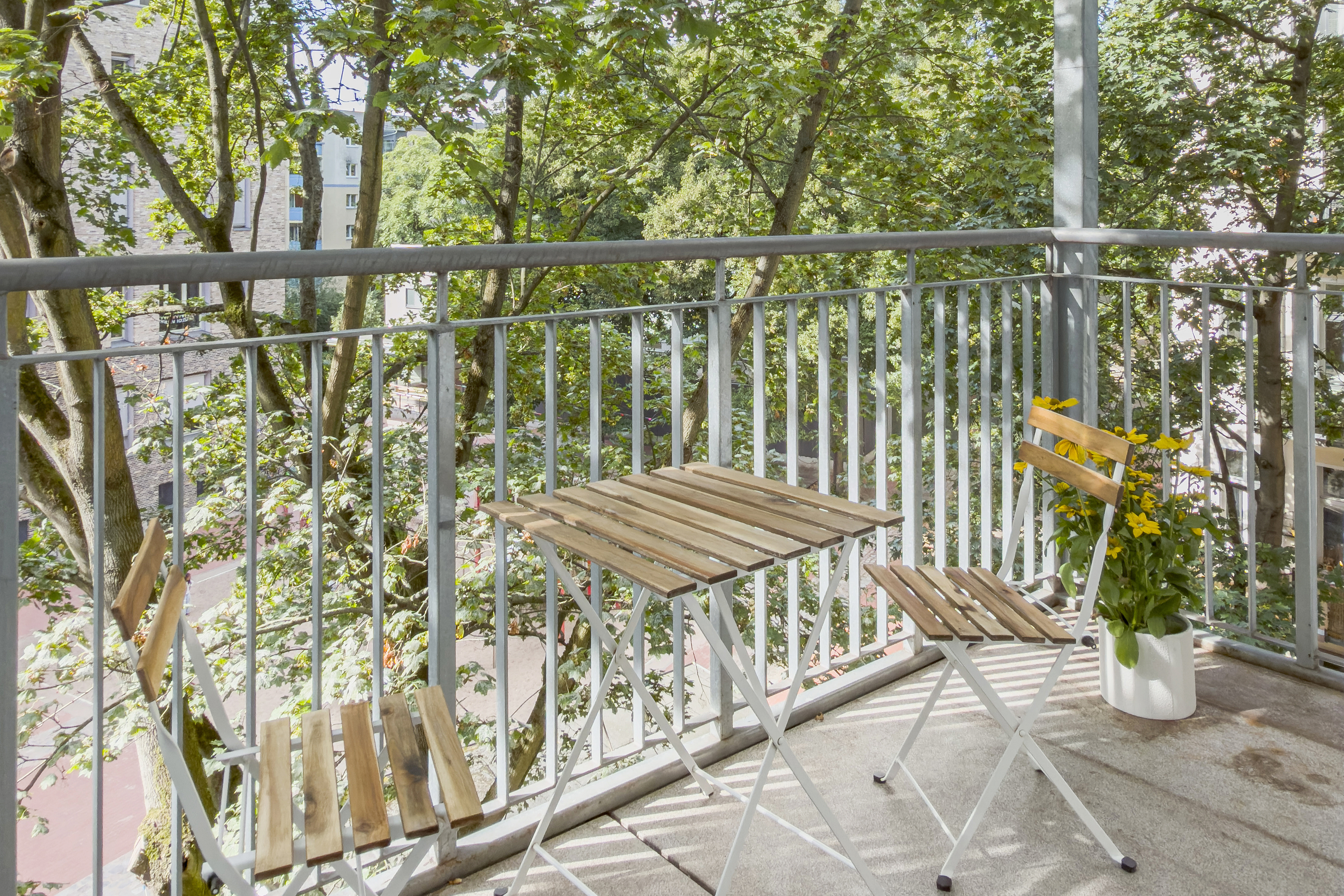 Quiet 2-room period apartment with elevator and two balconies in Boxhagener Kiez