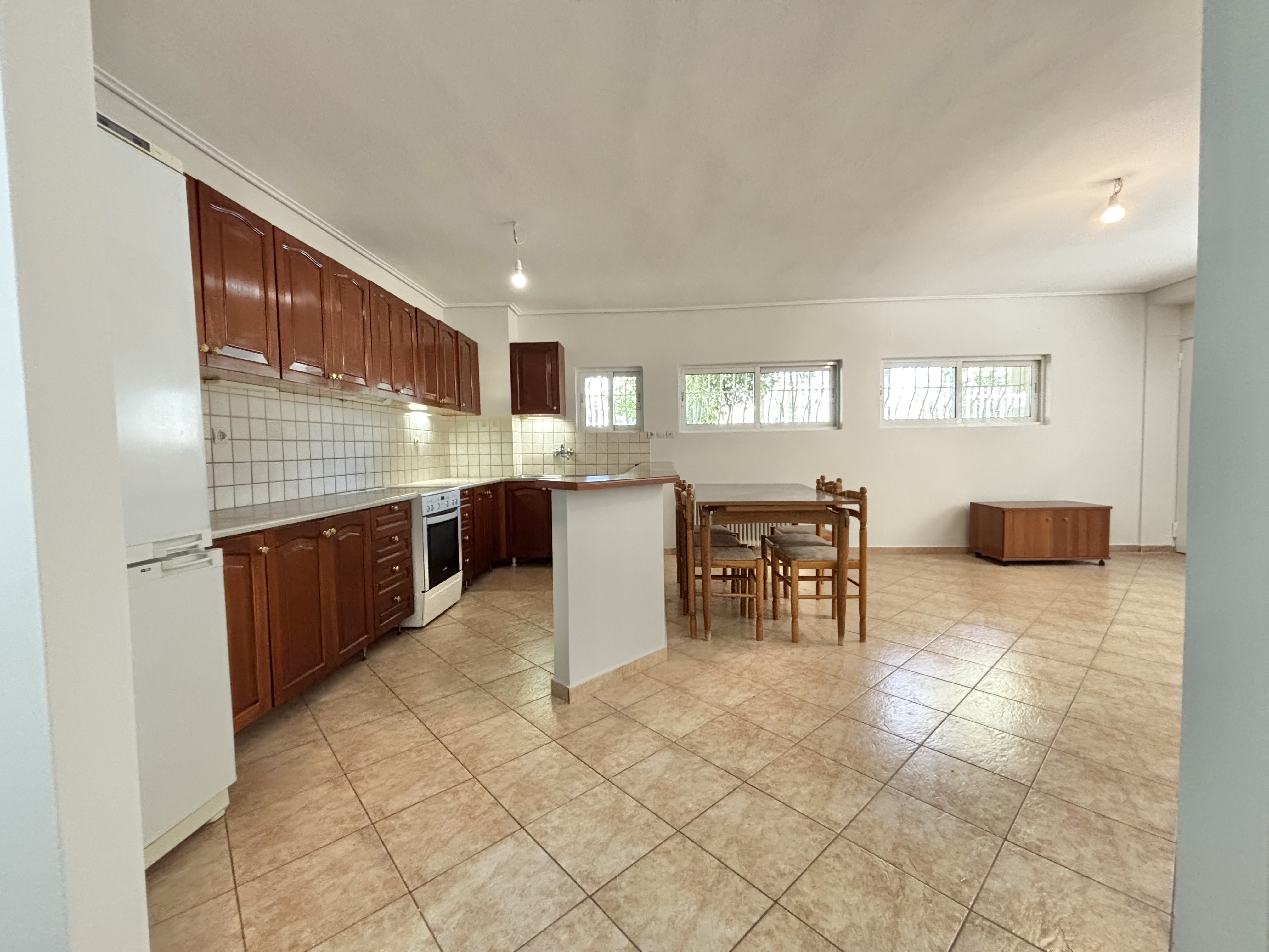 Bright apartment with exclusive garden use in Marousi