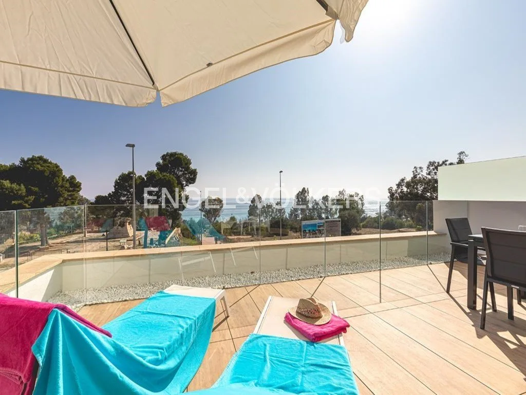 Apartment in 1st line of the beach with privacy and great terrace