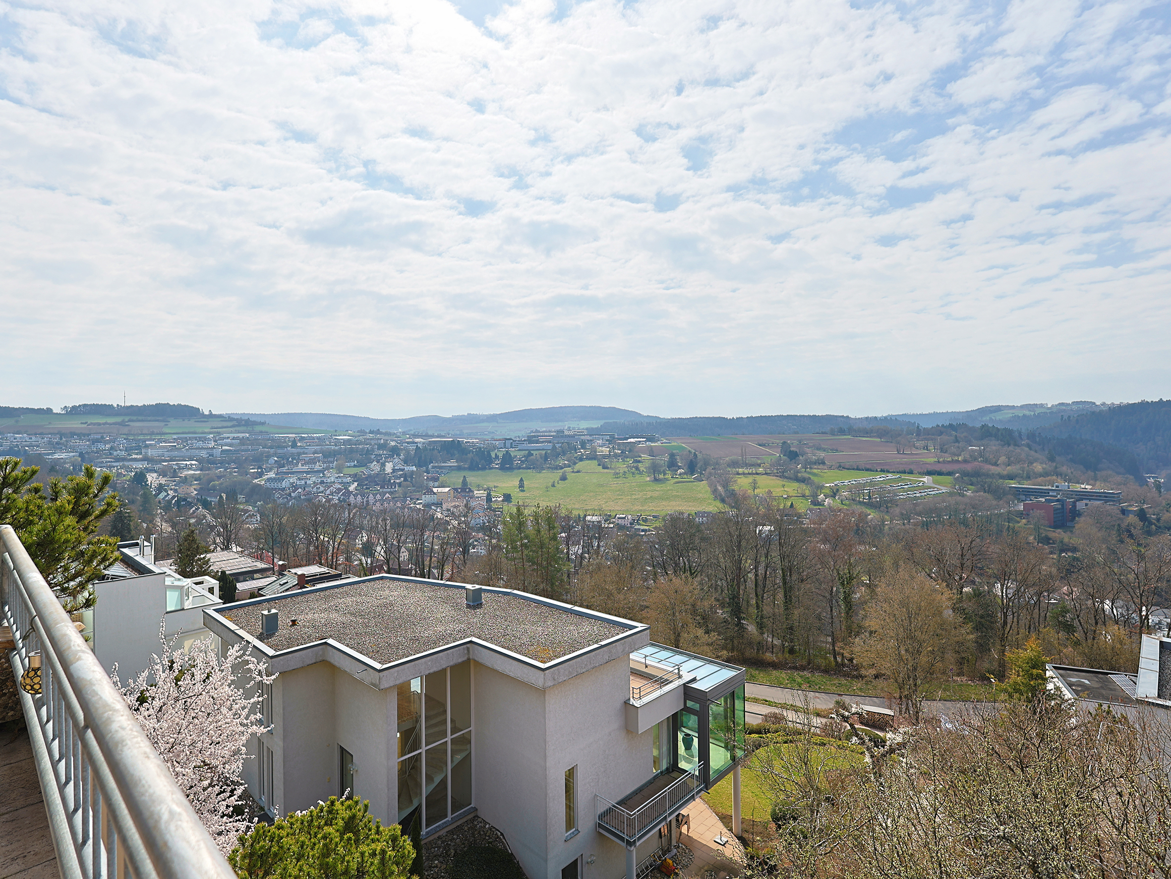 Großzügiges Haus mit Einliegerwohnung, Traumaussicht und großem Garten