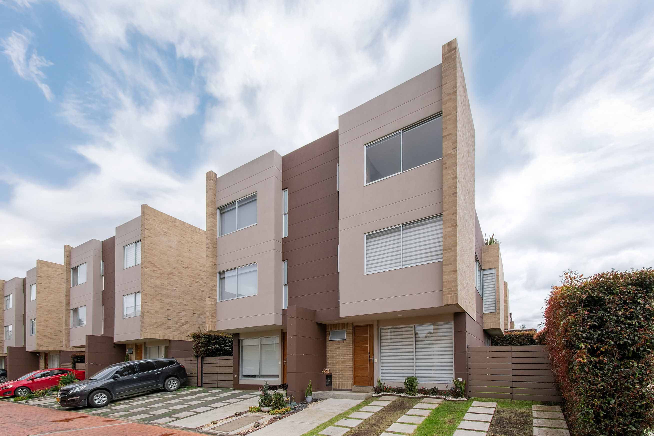 Casa esquinera para venta en conjunto cerrado en Chía