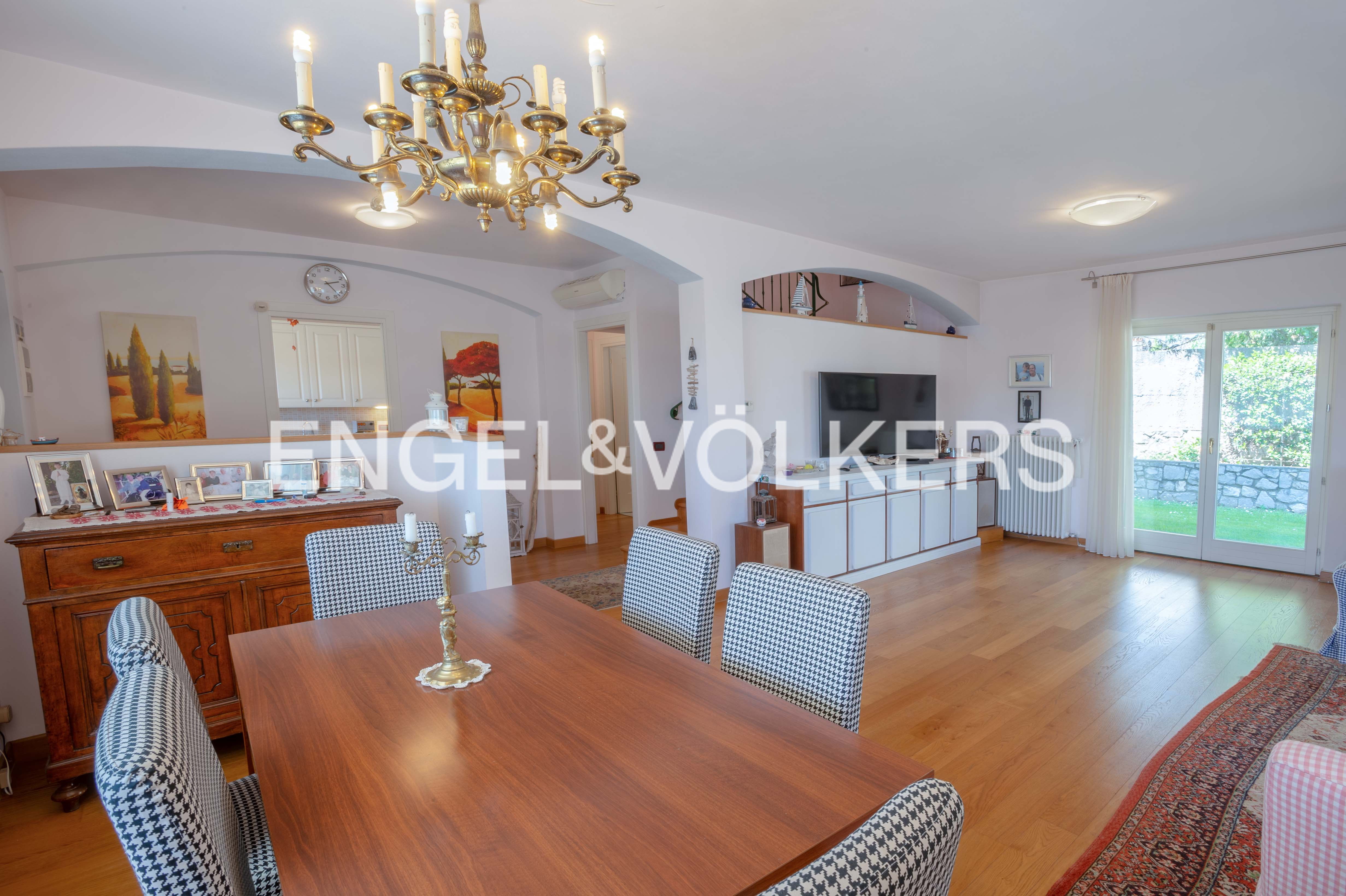 Moderne Villa mit Garten und Garage in Sistiana