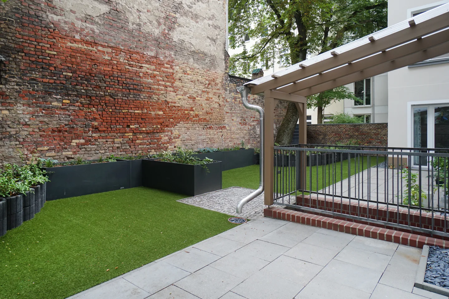 Erstbezug nach umfassender Modernisierung - charmantes Wohnen mit privatem Garten ! - Photo 5