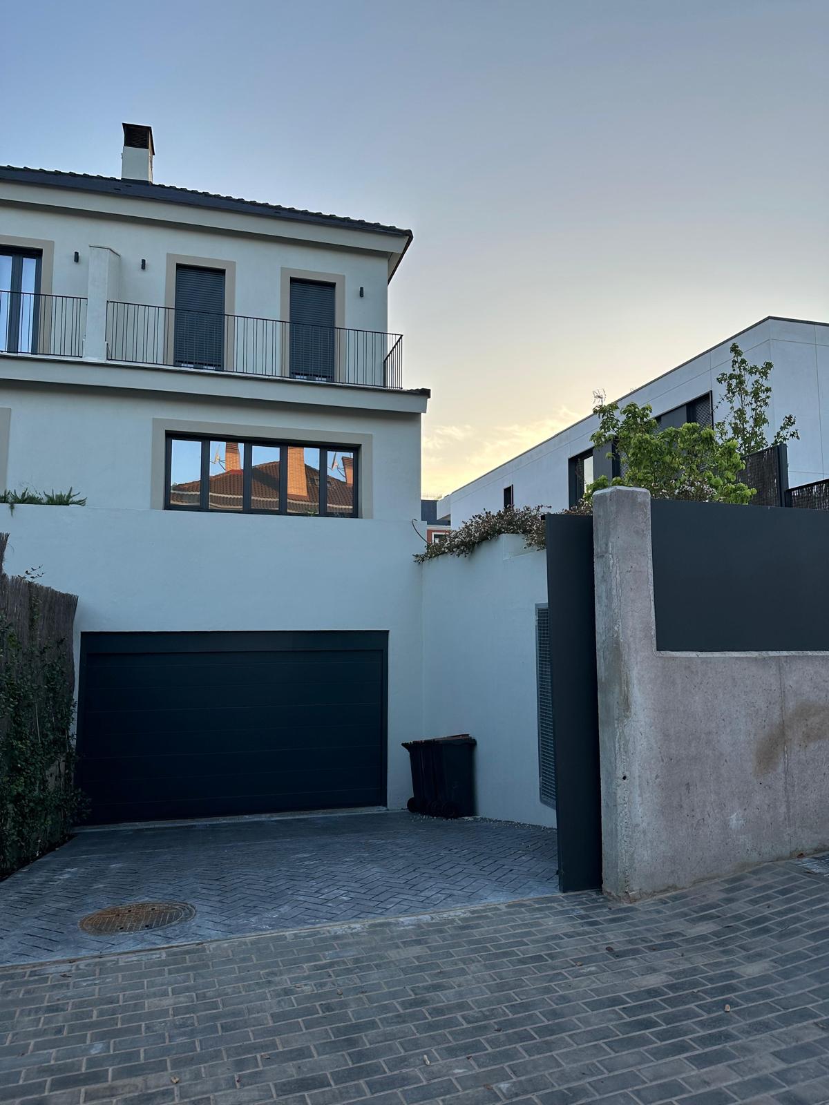 Chalet adosado con piscina privada en el corazón de Aravaca