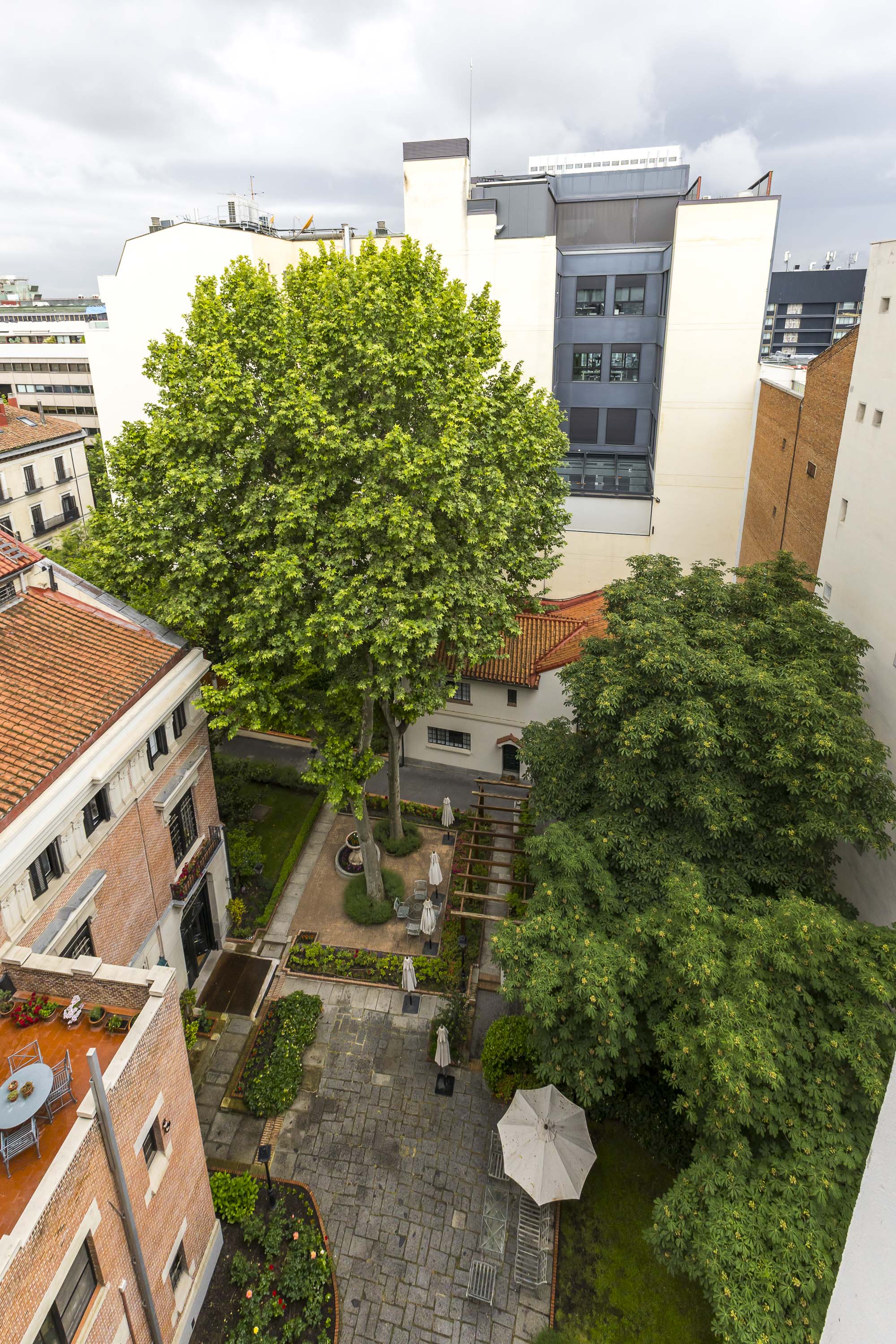 Discover Turnkey Elegance in Madrid’s Salamanca: 124 sqm, 2 Bed/2 Bath Luxury Apartment with Doorman, Lift & Cargo Lift, Classic 1966 Pedigree, Updated for 2026
