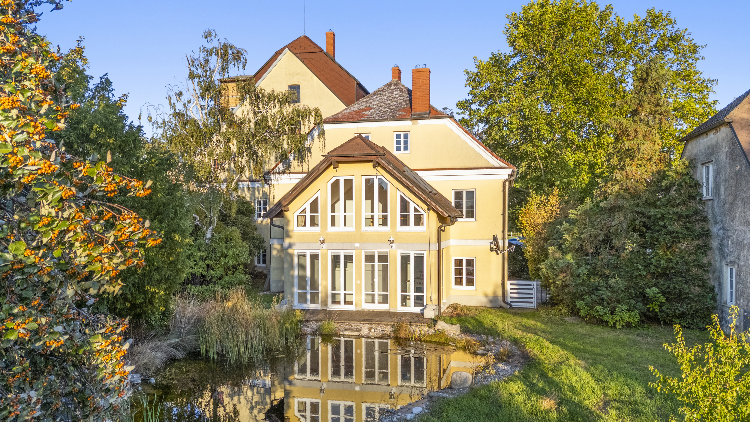 A paradise for nature and horse lovers near Vienna. Expansive estate in a secluded location!