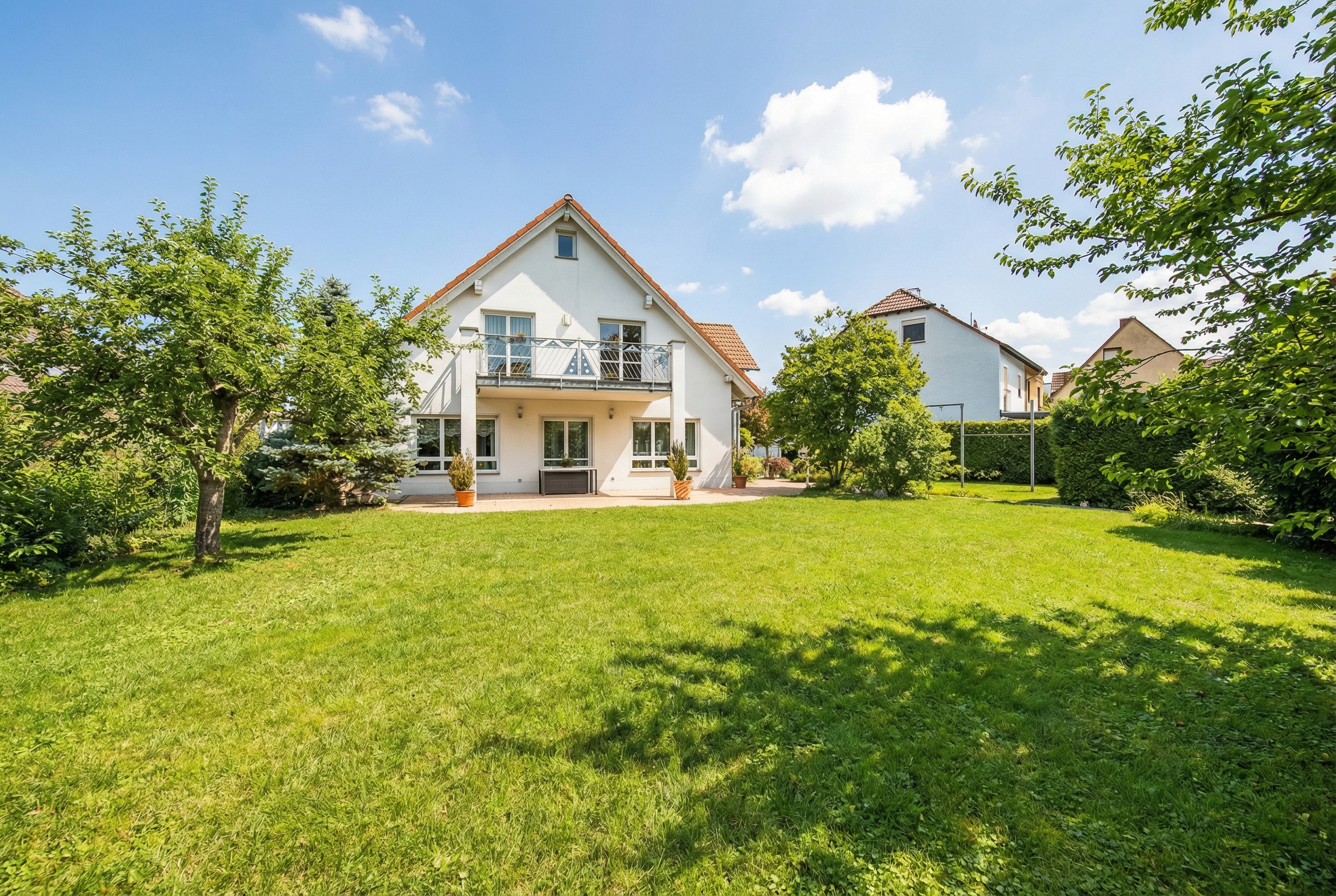 Ihr neues Familienglück: Viel Platz, großer Garten und ruhige Lage