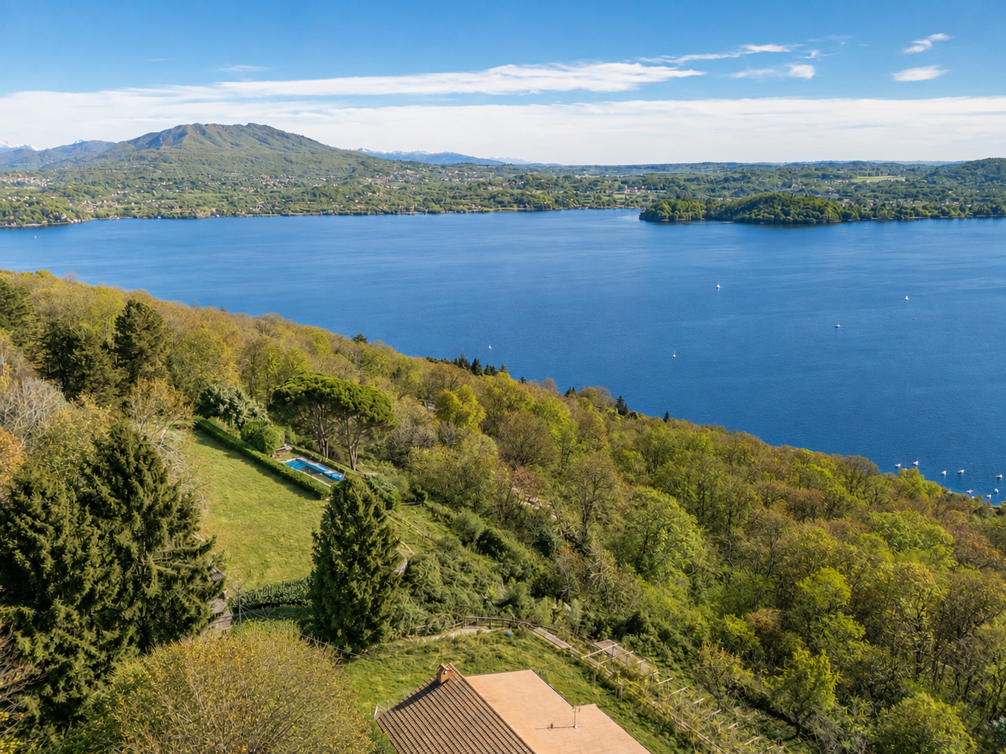Villa à Lesa avec piscine et vue spectaculaire