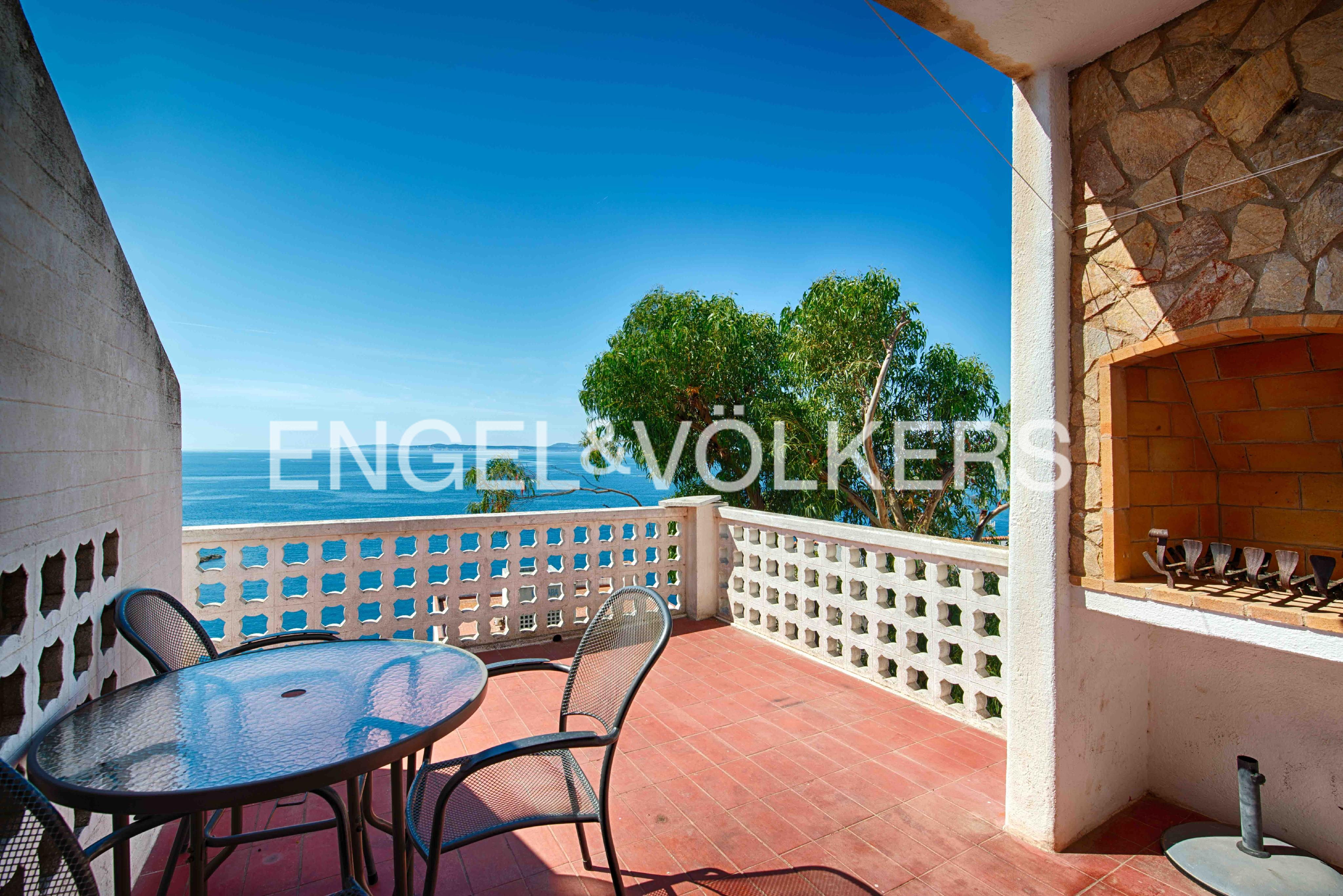 Casa independiente con jardín y vistas al mar en Canyelles