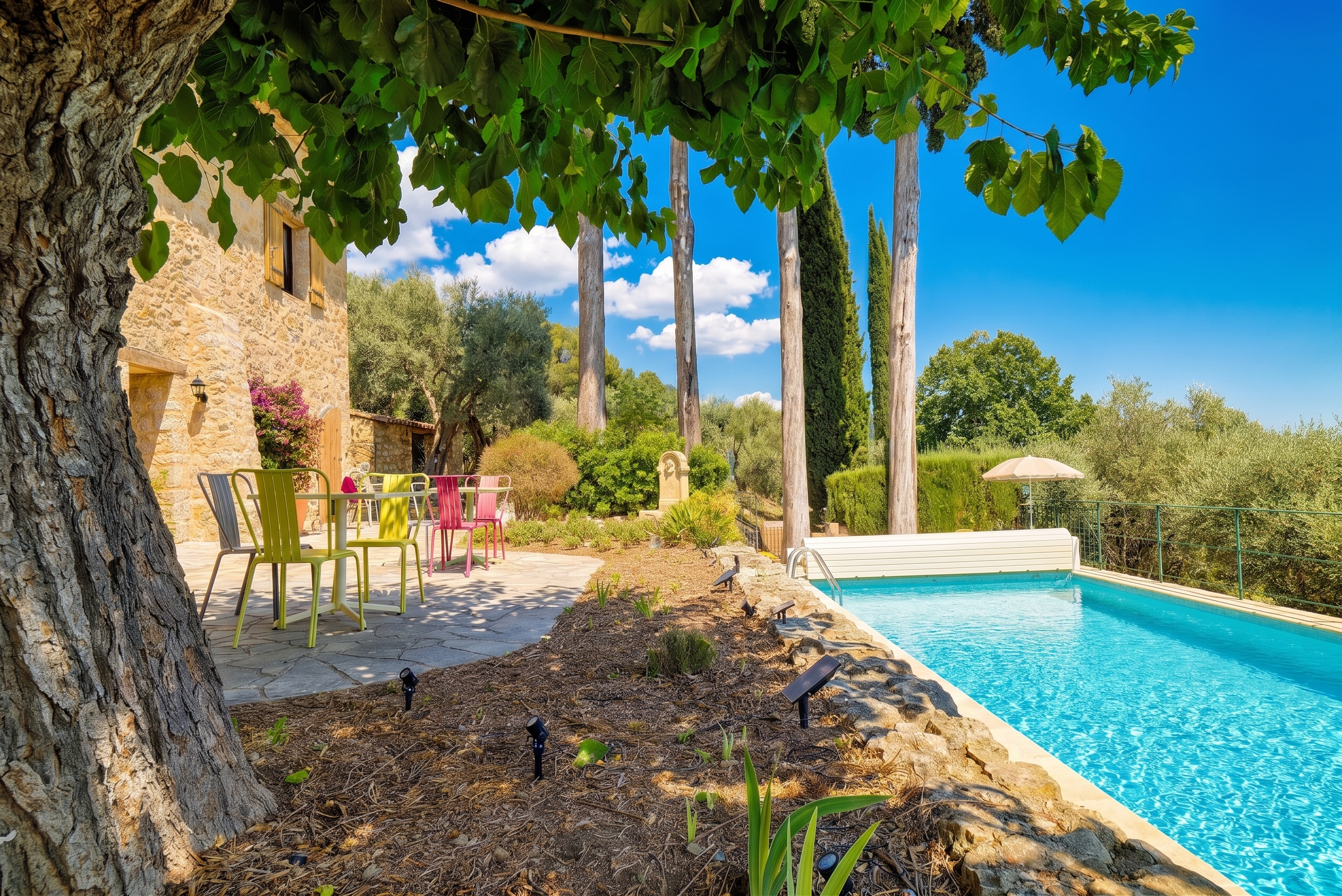 Mas en pierre superbement rénové avec vue panoramique et piscine