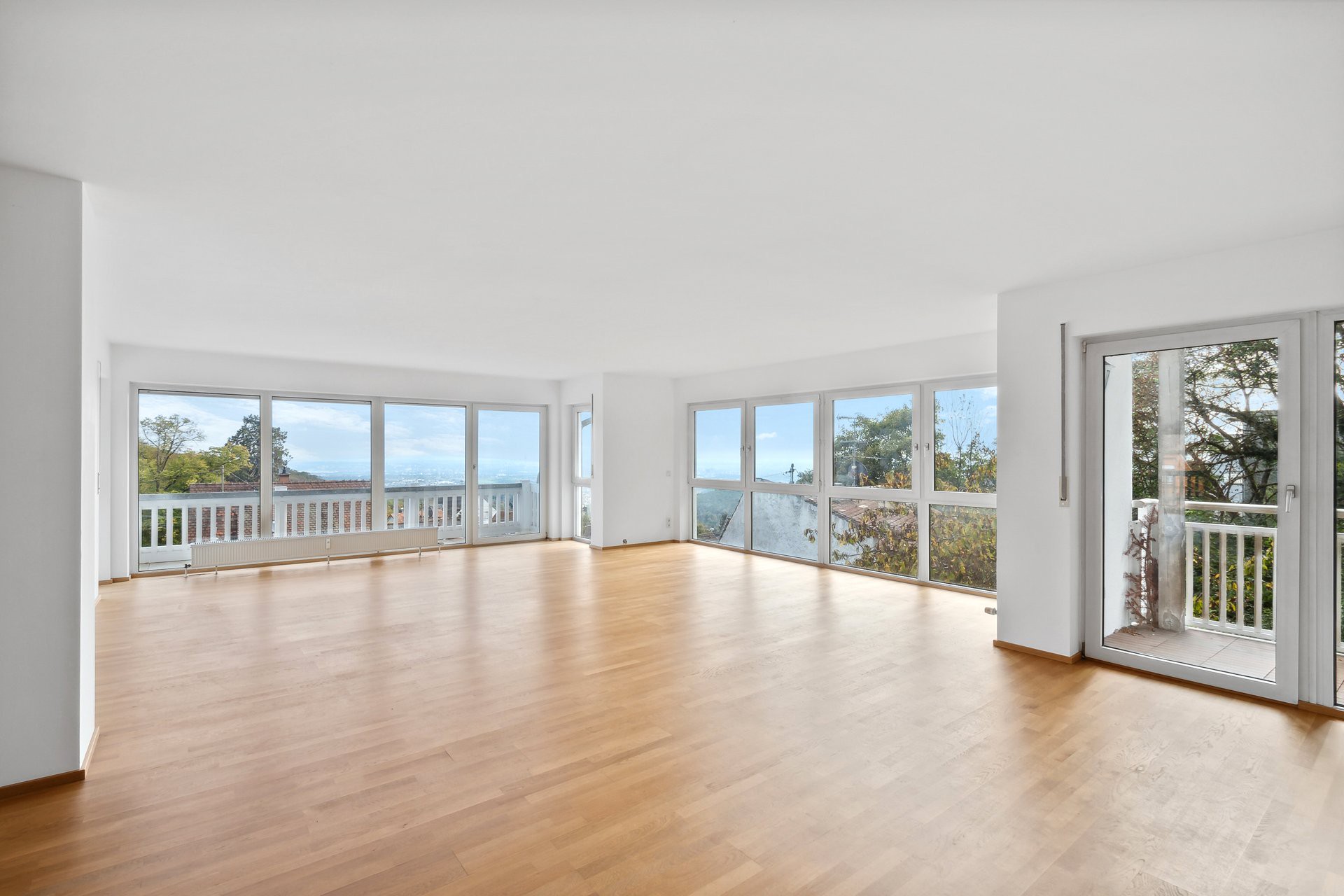 Exclusive 3-room apartment with three balconies and skyline views in Königstein-Falkenstein