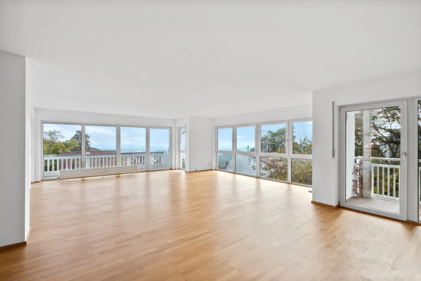 Exklusive 3-Zimmer-Wohnung mit drei Balkonen und Skyline-Blick in Königstein-Falkenstein - Photo 2