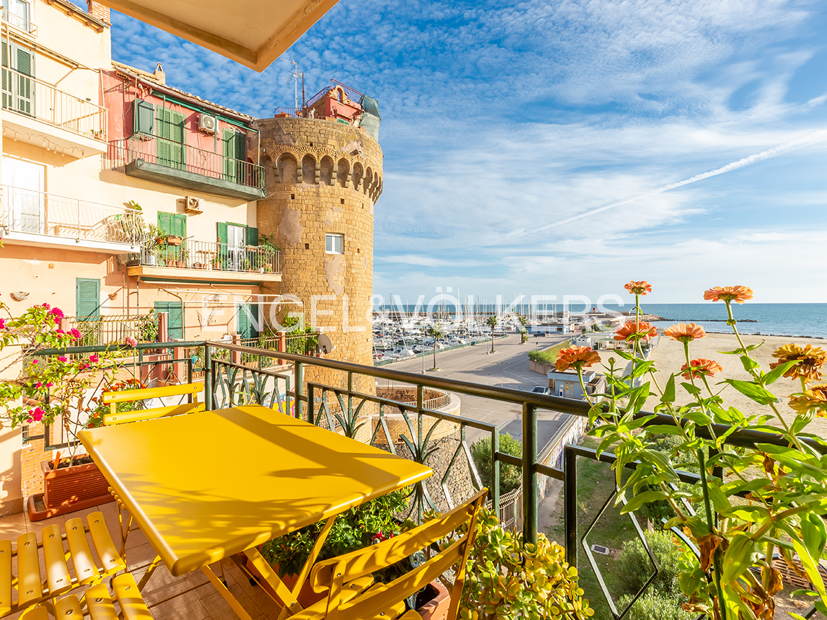 Three-room seafront apartment with two panoramic balconies, Nettuno