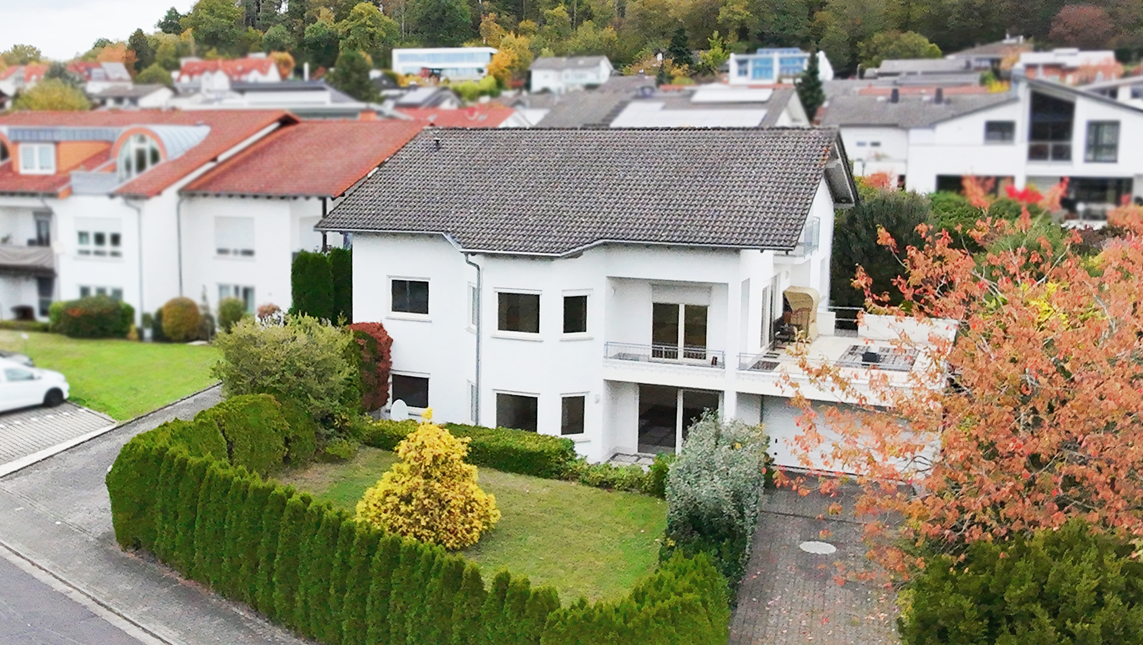 Großzügiges Wohnen in begehrter Lage: Zweifamilienhaus mit Ausbauoption