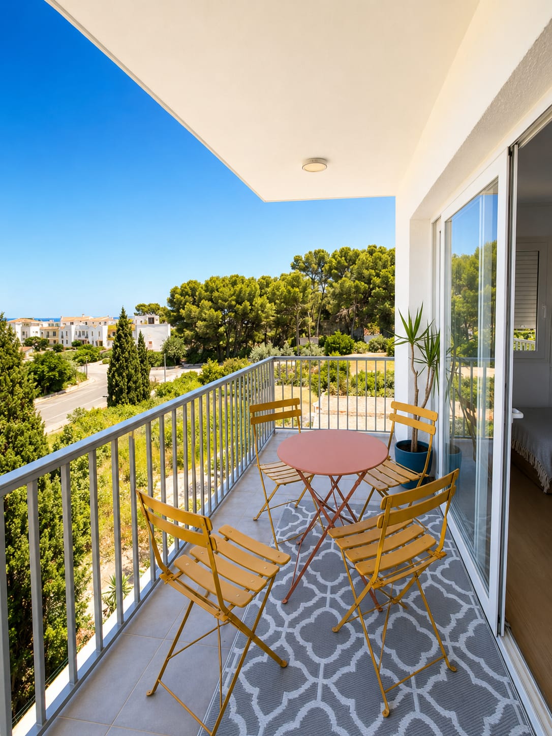 Renovated apartment with sea views 200 m from Cala Blanca Beach