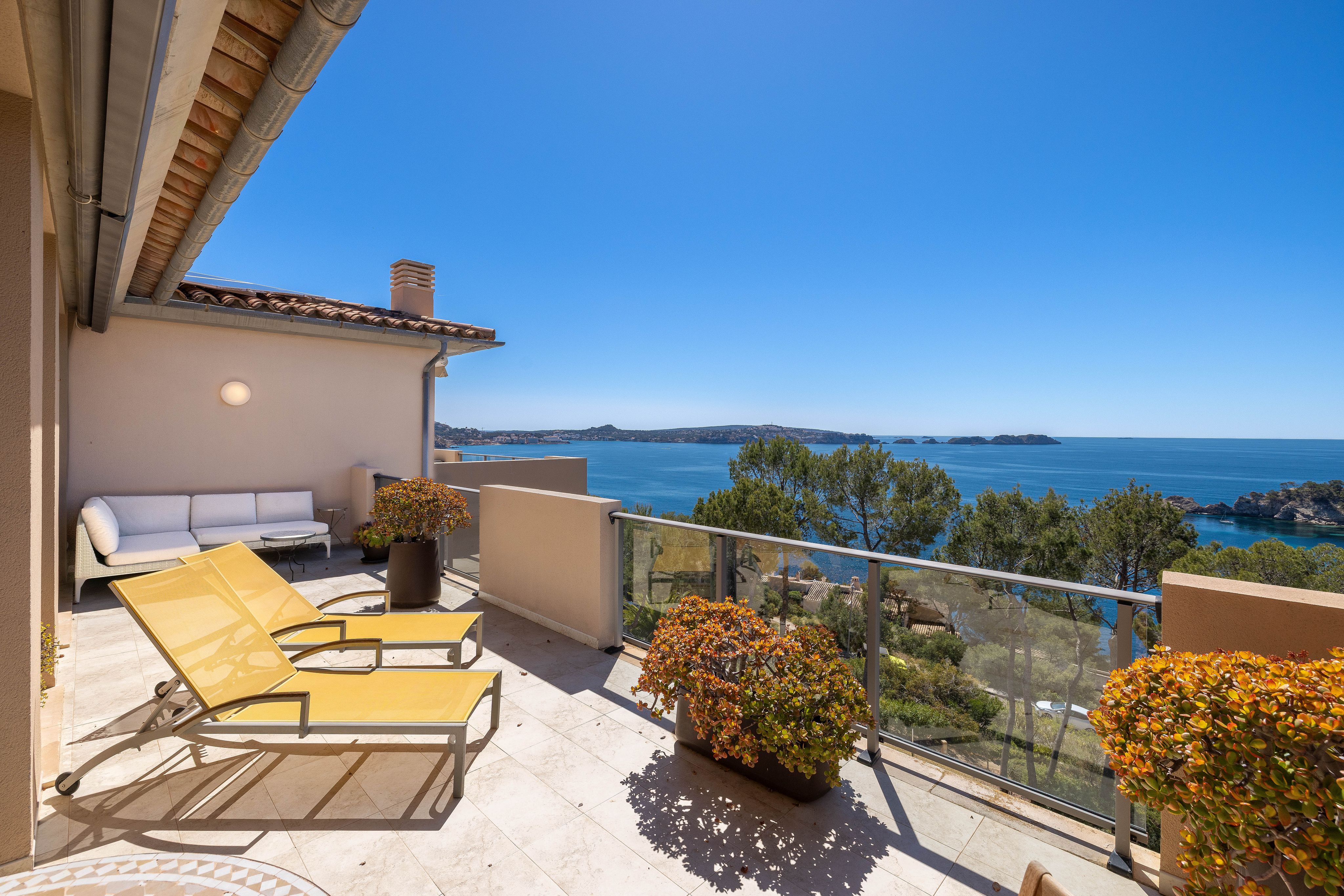 Penthouse mit spektakulärem Panorama-Meerblick in ruhiger Südlage von Cala Fornells