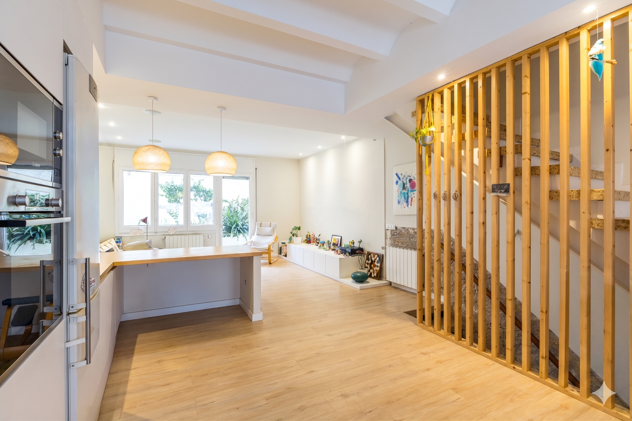 Casa singular amb llum, vistes i espais versàtils al millor carrer de Sant Feliu de Llobregat