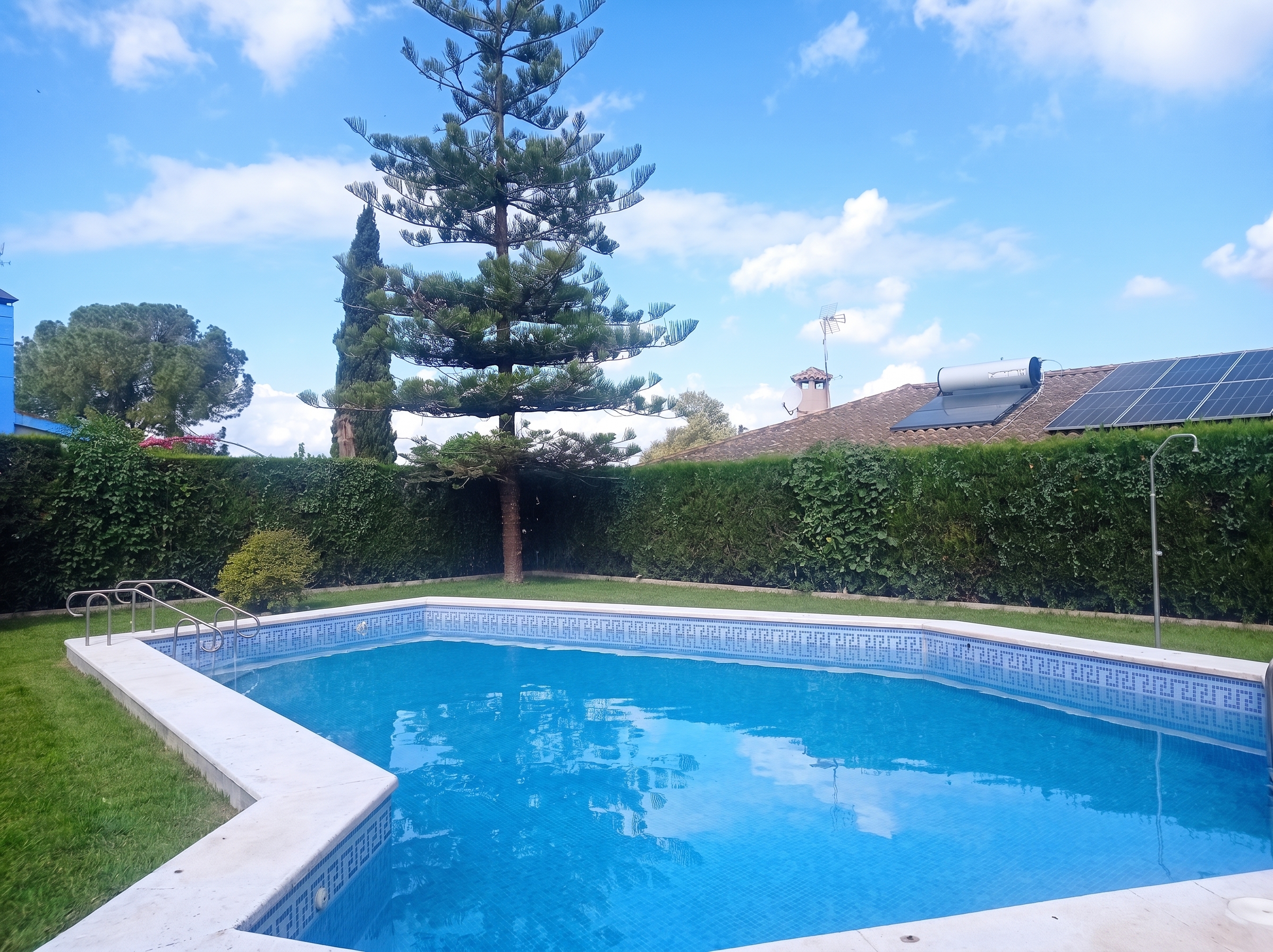 Discover your renovation home in La Motilla: bright house with large terrace, private garden, pool, and premium remodel potential minutes from Seville