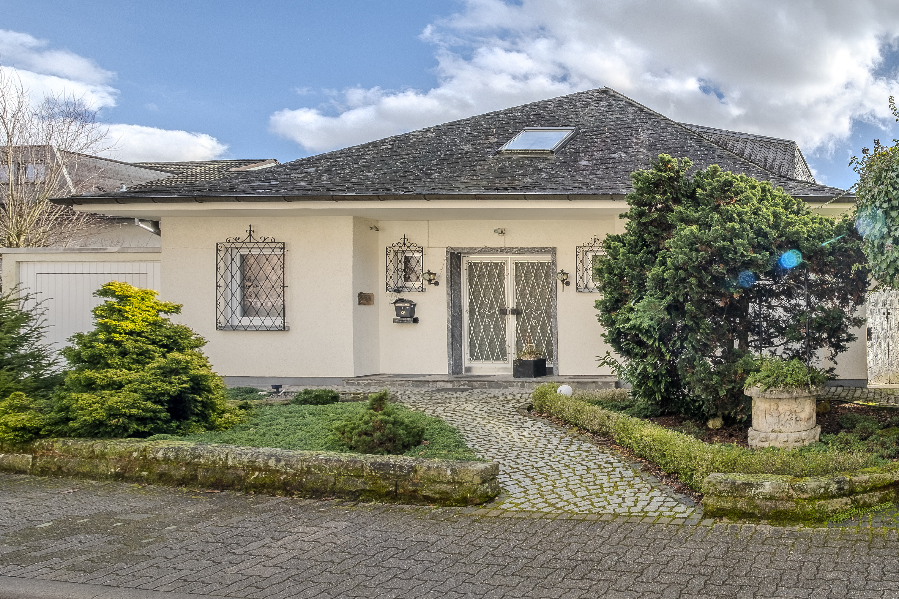 **VERKAUFT**Stilvoller und zeitloser Bungalow mit Schwimmhalle in Bestlage!