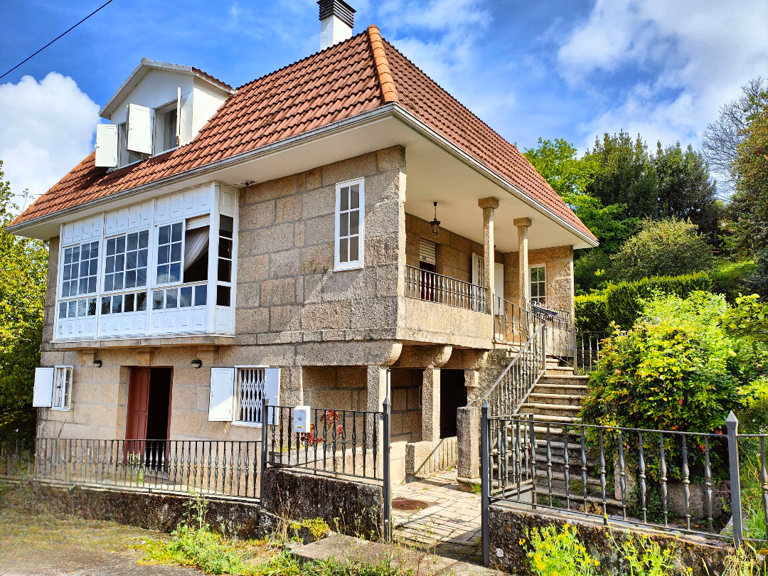 Casa de piedra con terraza y jardín en Carballedo
