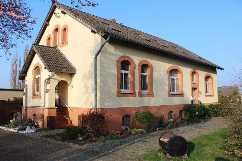 ZWEI MEHRFAMILIENHÄUSER MIT GROßEM GRUNDSTÜCK UND PV