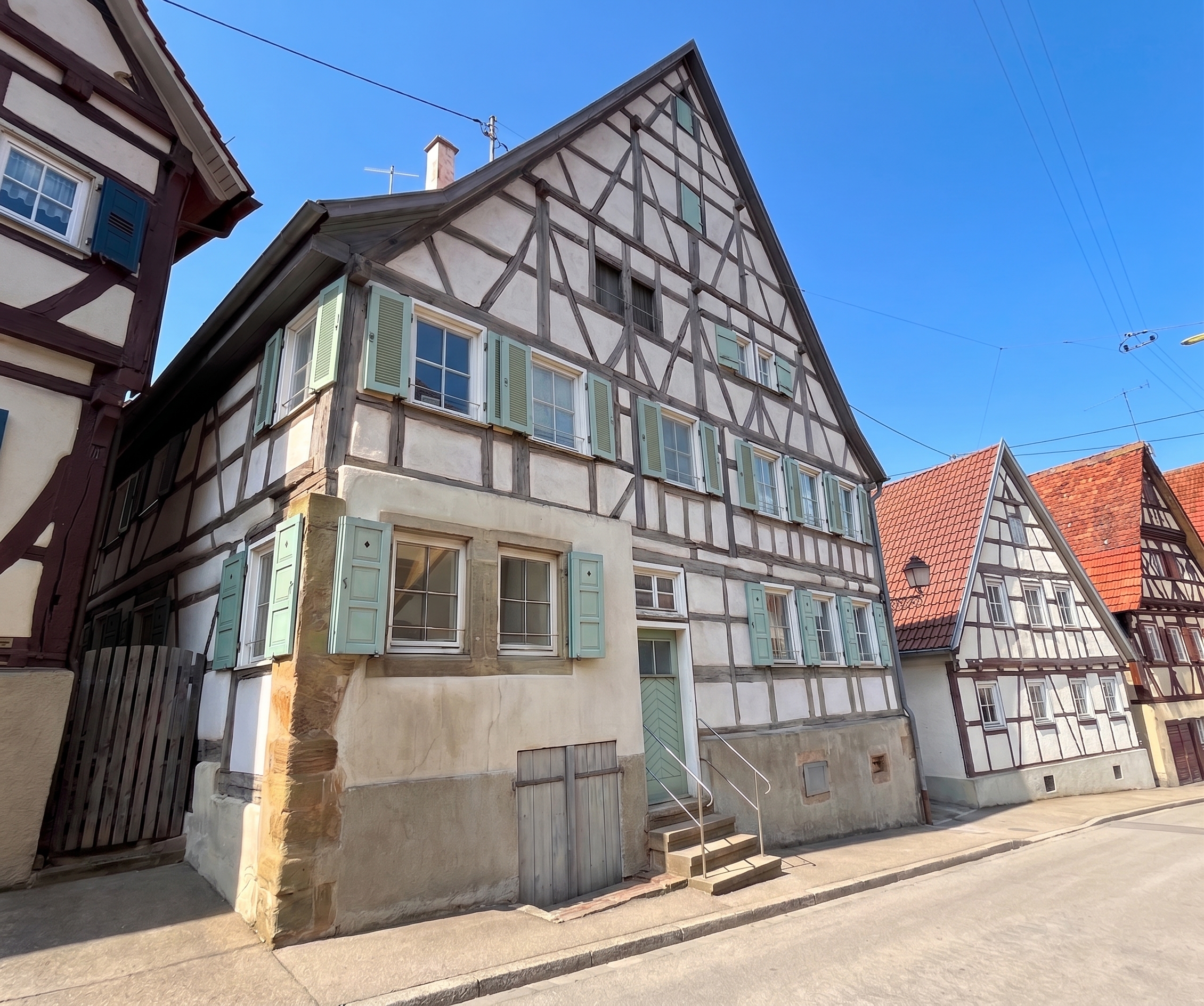 Wo andere das Wochenende verbringen, sind Sie zuhause. Helle Fachwerk-Maisonette mit Balkon in Strümpfelbach!