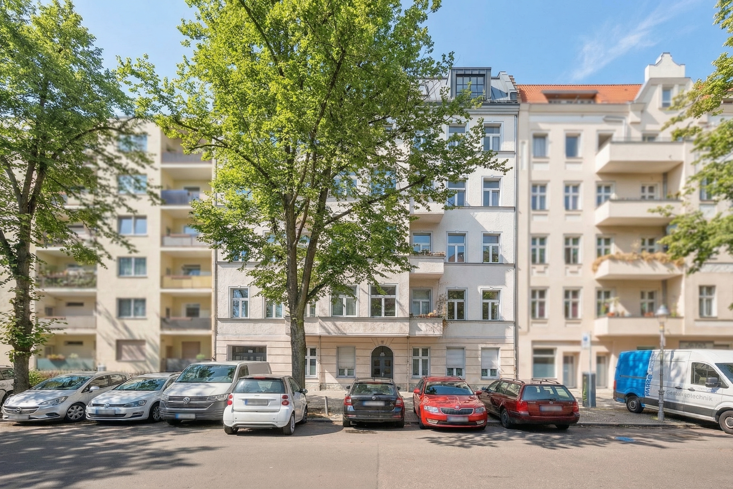 Wohnen nahe der Spree:
Stilvolle Altbauwohnung mit zwei Balkonen zwischen Tiergarten und Schlosspark Charlottenburg