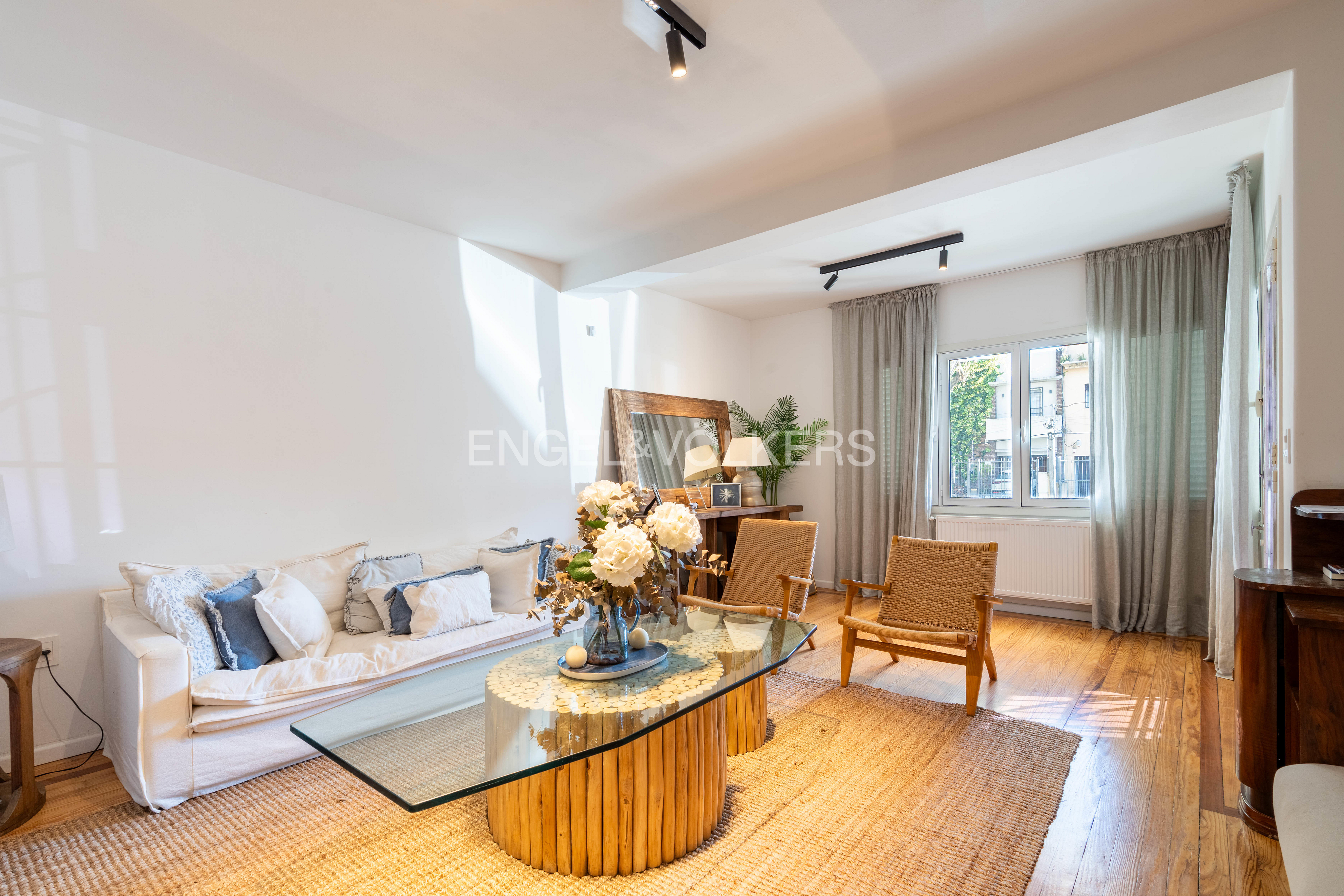 Excellent renovated 4-bedroom house for rent with a spacious backyard, ideal for a family or company