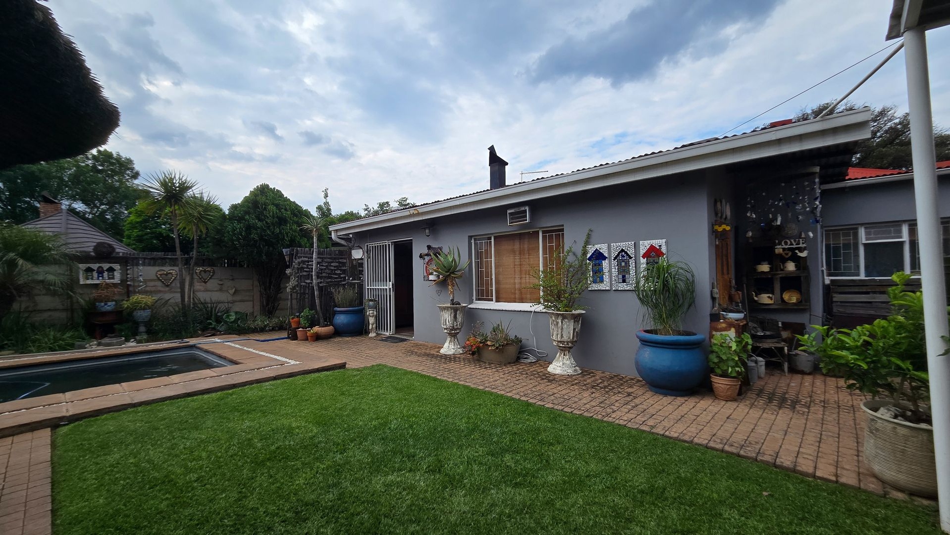Four-Bedroom Home with Pool, Flatlet and Staff Quarters on 836 m²