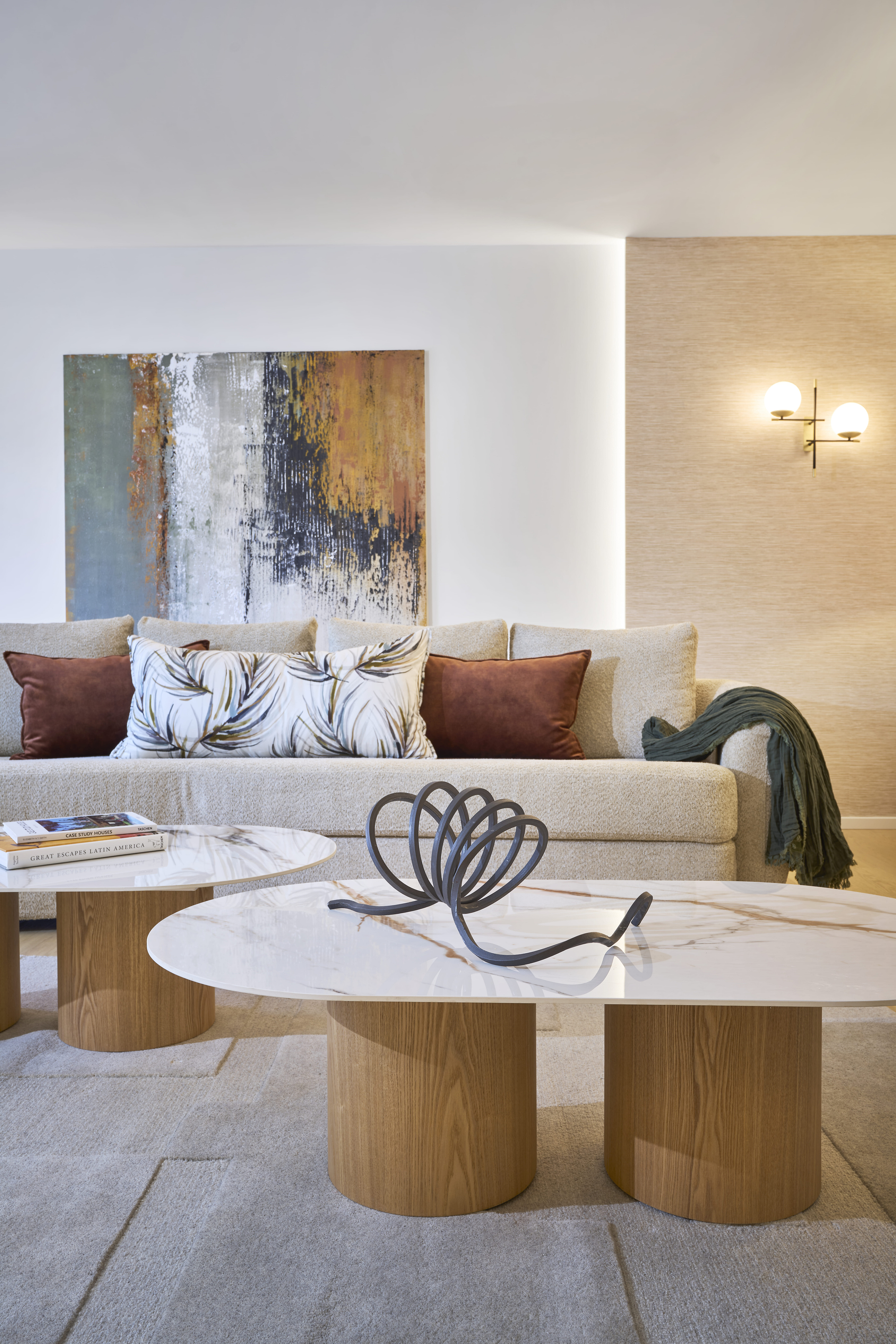 Luxurious furnished home with three parking spaces, garden and pool in Nueva España