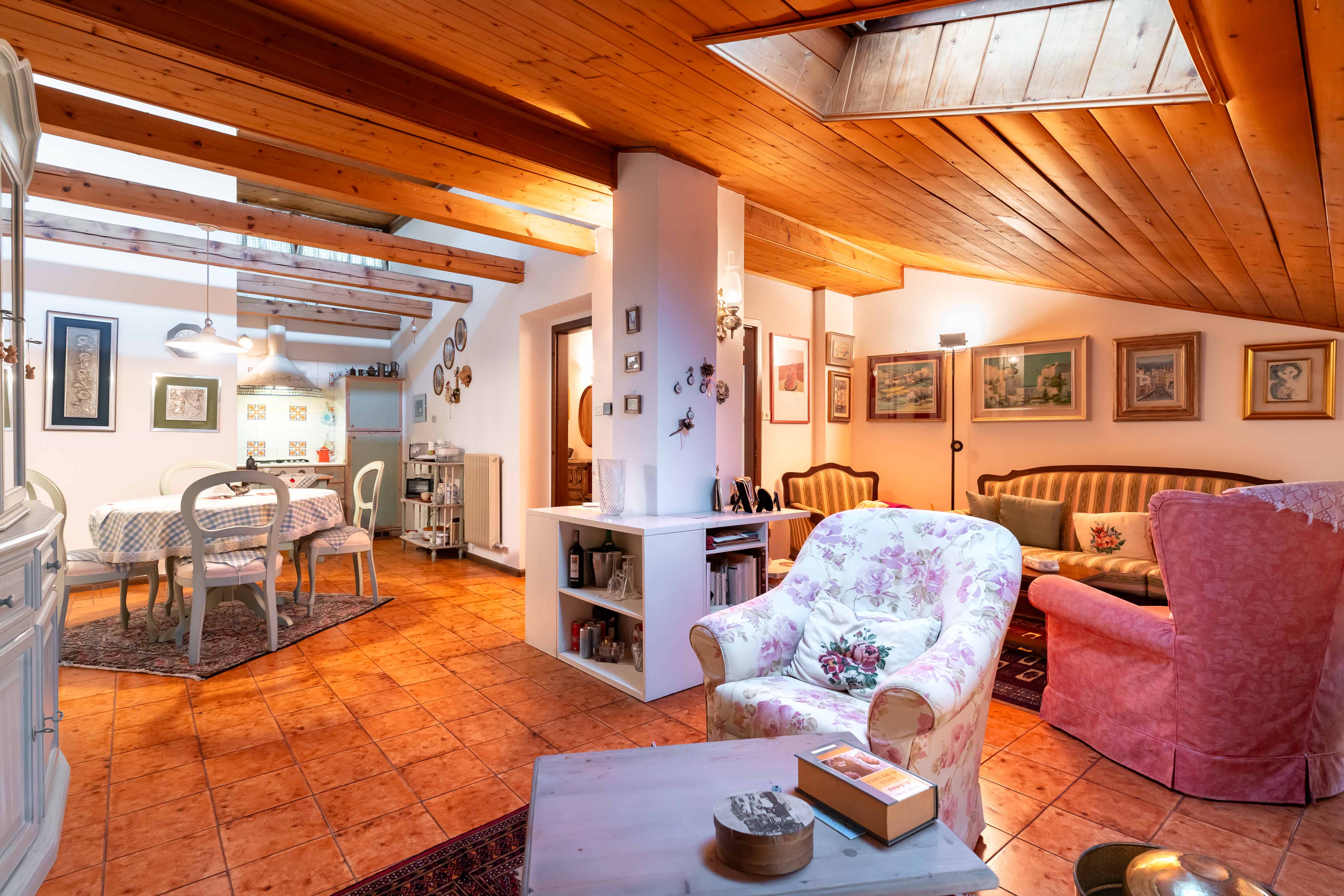 Prestigious attic apartment in Via Mazzini, in the historic center.