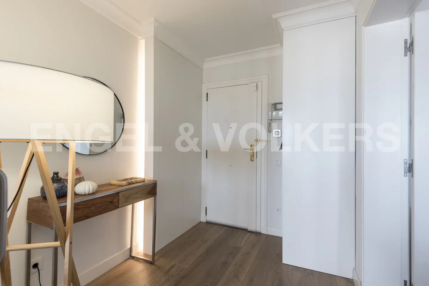 Entrance hall with closet and access to the living area and single room no