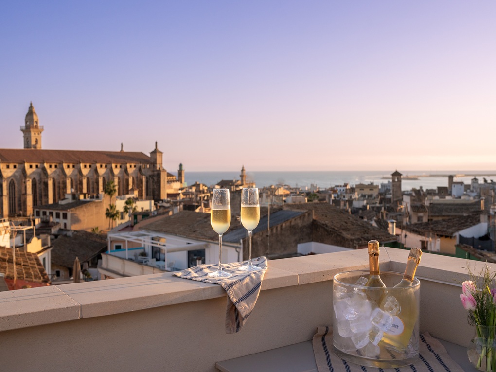Residence of refined elegance and architectural beauty