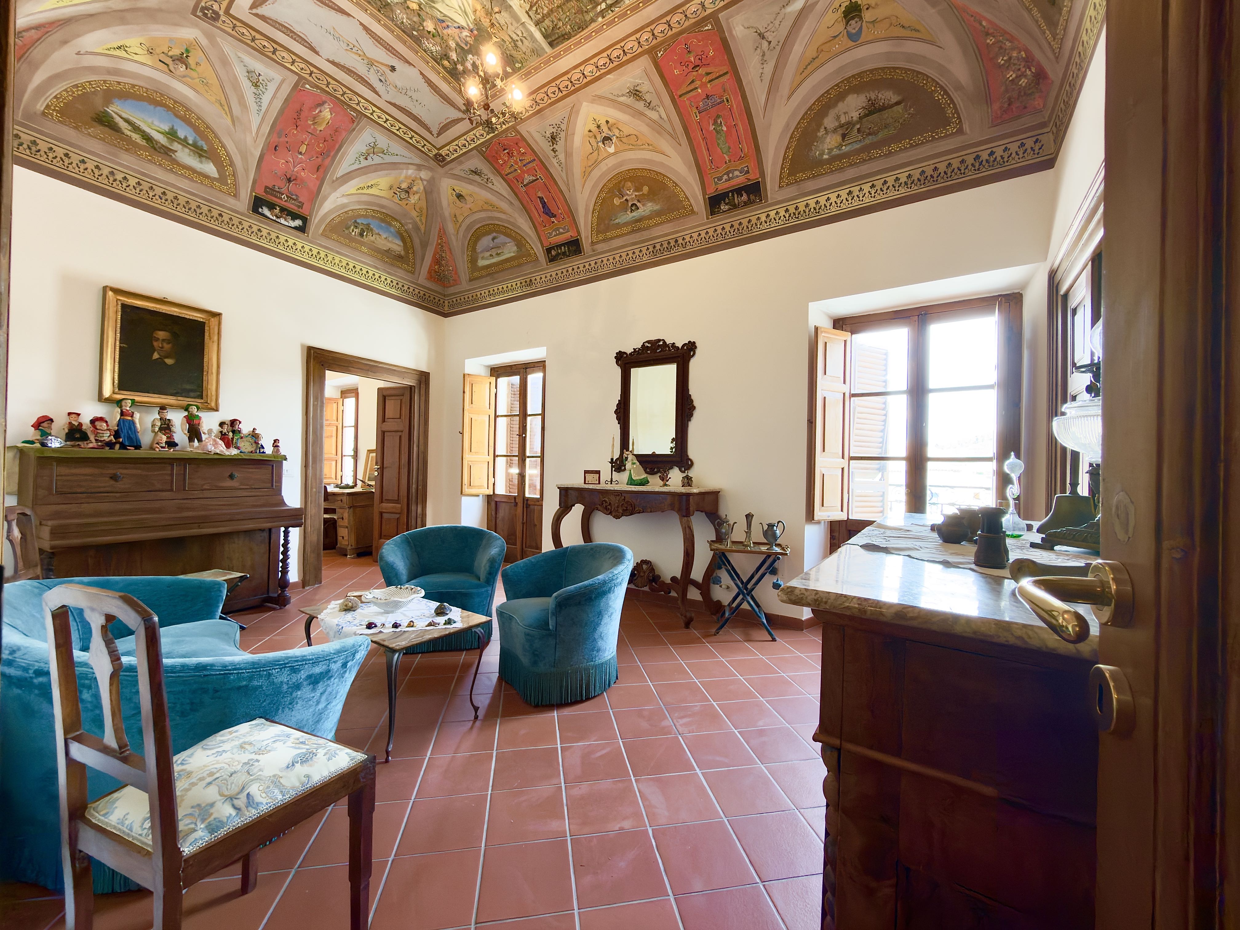 Entdecken Sie zeitlose Eleganz in Capestrano: restauriertes historisches Anwesen mit Balkonen, Kaminen und privater Terrasse mit Panoramablick