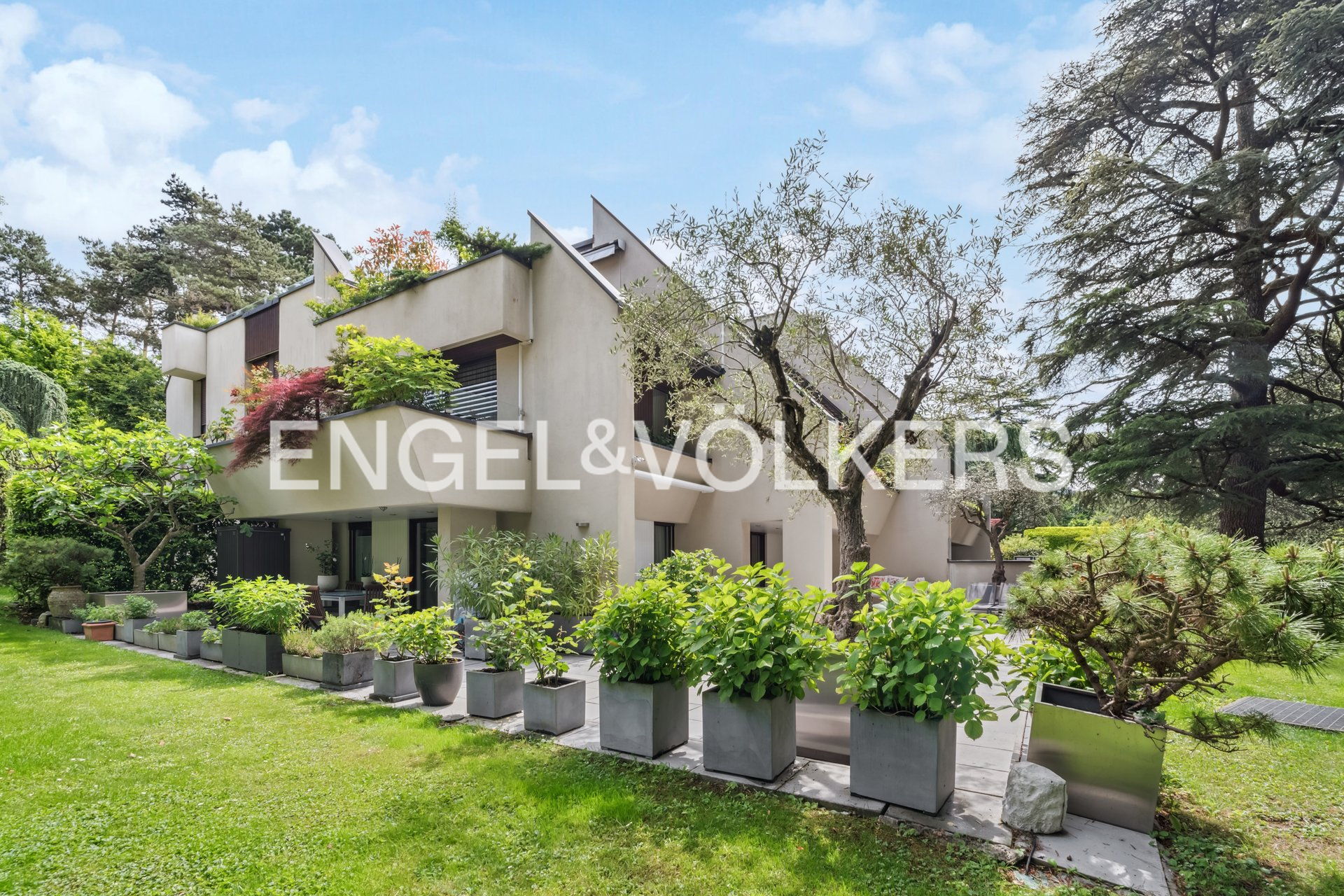 Stunning Duplex Apartment with Garden and Terrace – Conches (Geneva)