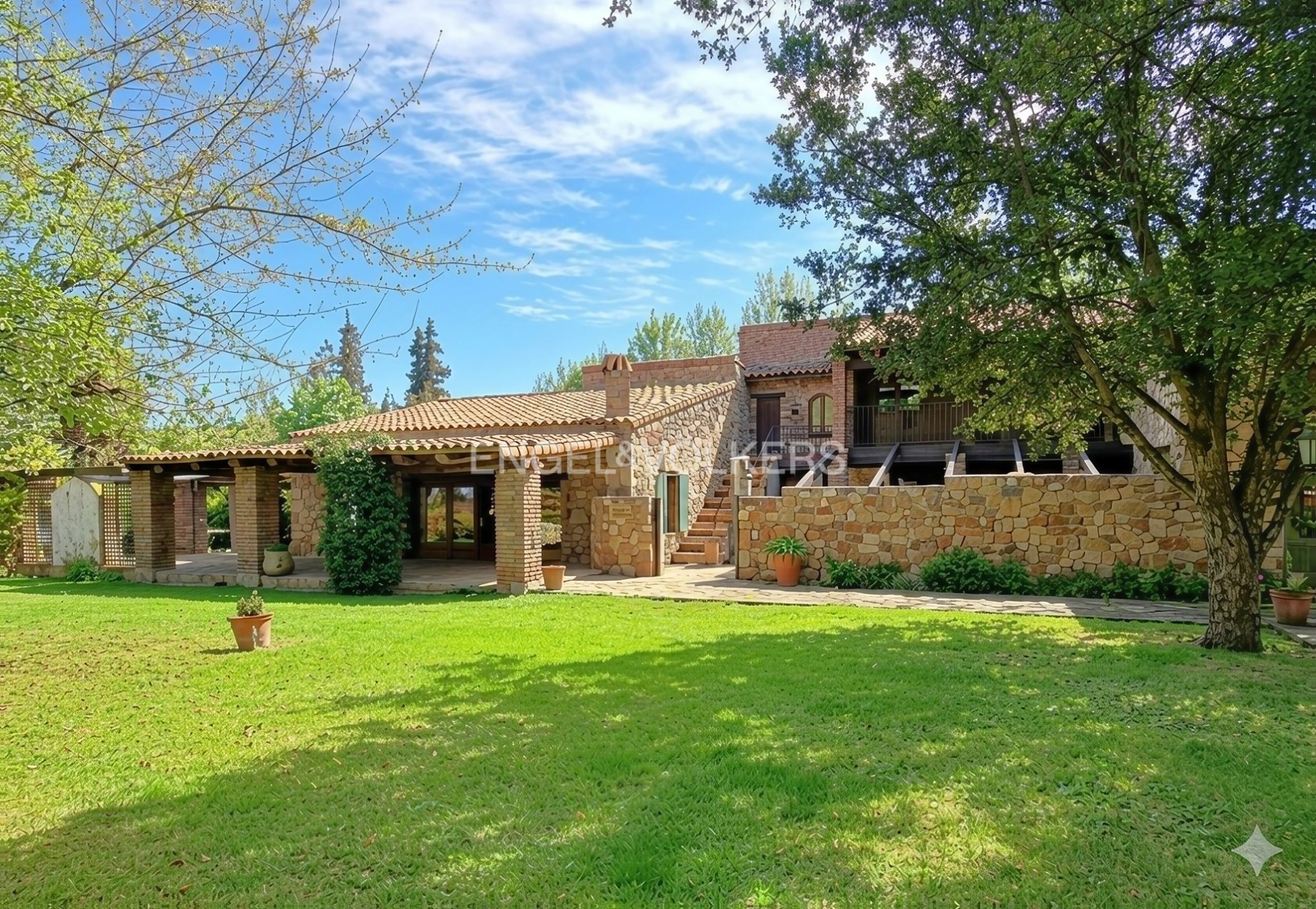 Casa provenzal,  materiales nobles y maravilloso entorno.