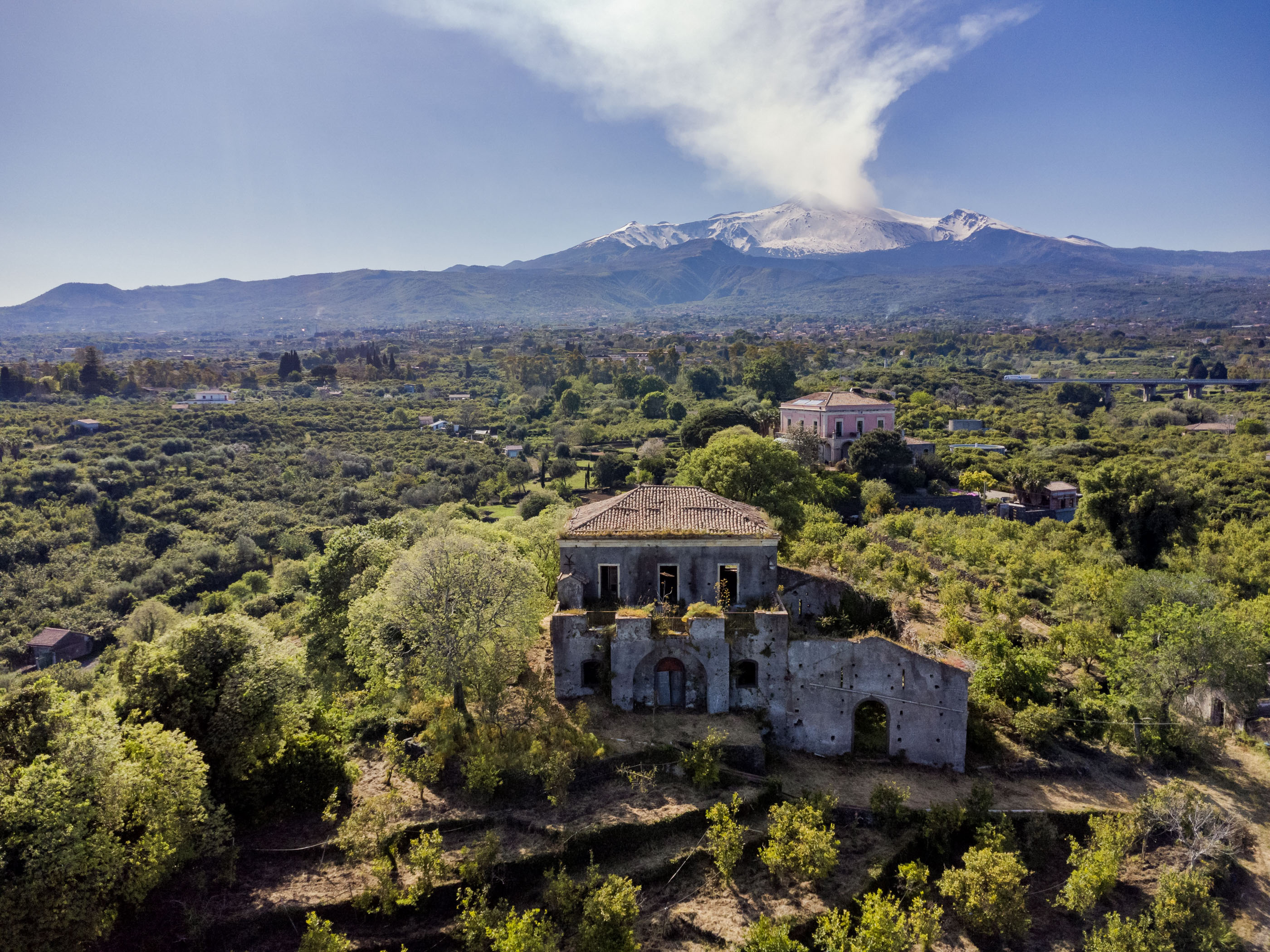 Experience the privilege of a historic home with citrus grove, sea view and Mt. Etna
