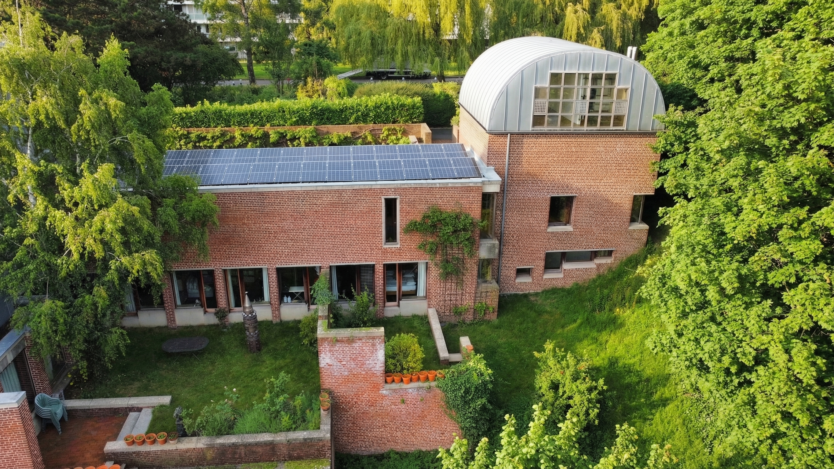 Architect-designed residence in the heart of Laveu