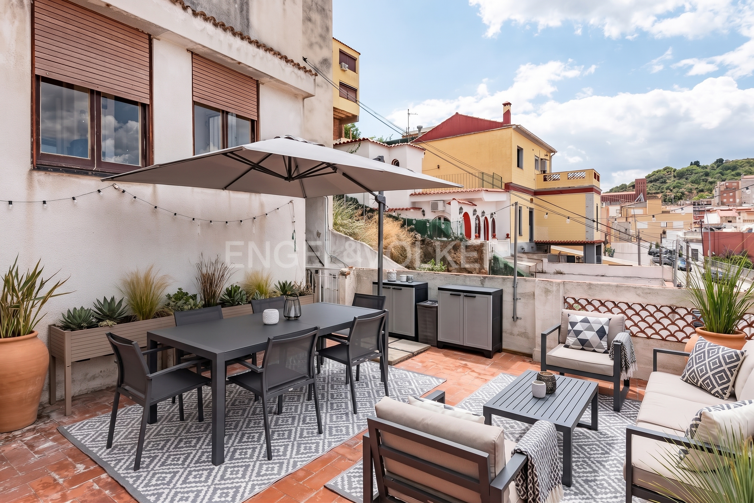 Cozy apartment with a large terrace and stunning mountain views. [KI-modifiziert]